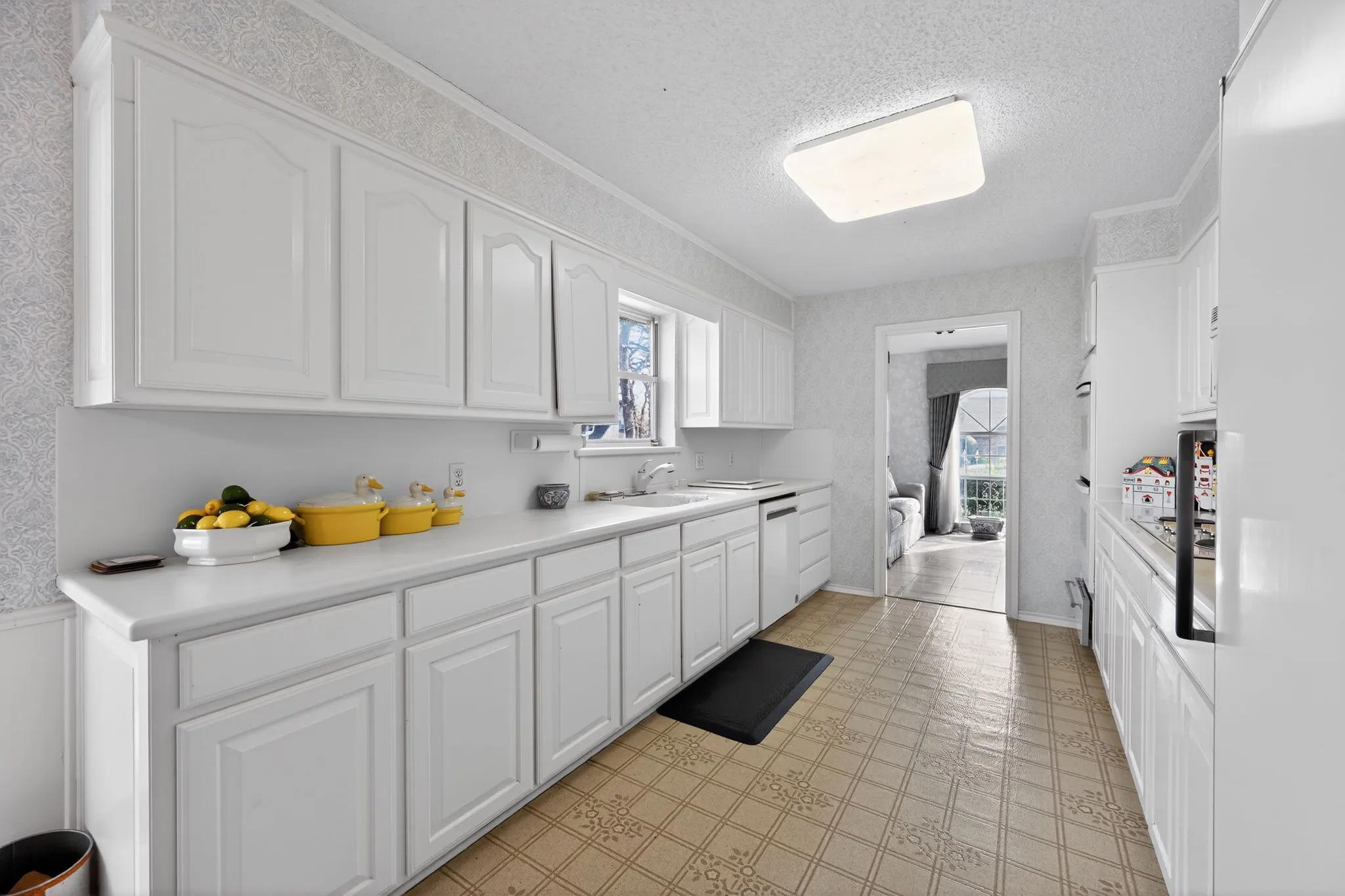 Single Family Residence For Sale in Tarrant County , 704 Castlewood Lane, Arlington, Texas 76012, 3 Bedroom, 2 Bathroom, 2 Garage spaces, 2,419 Sqft, built in 1973, mls#21398500, Real Estate Agent in Arlington, Homes For Sale in Tarrant county, Homes For Sale in Arlington, Realtor in Arlington Texas, Real Estate Brokerage Independent Realty Texas, Luminita Cordes Realtor