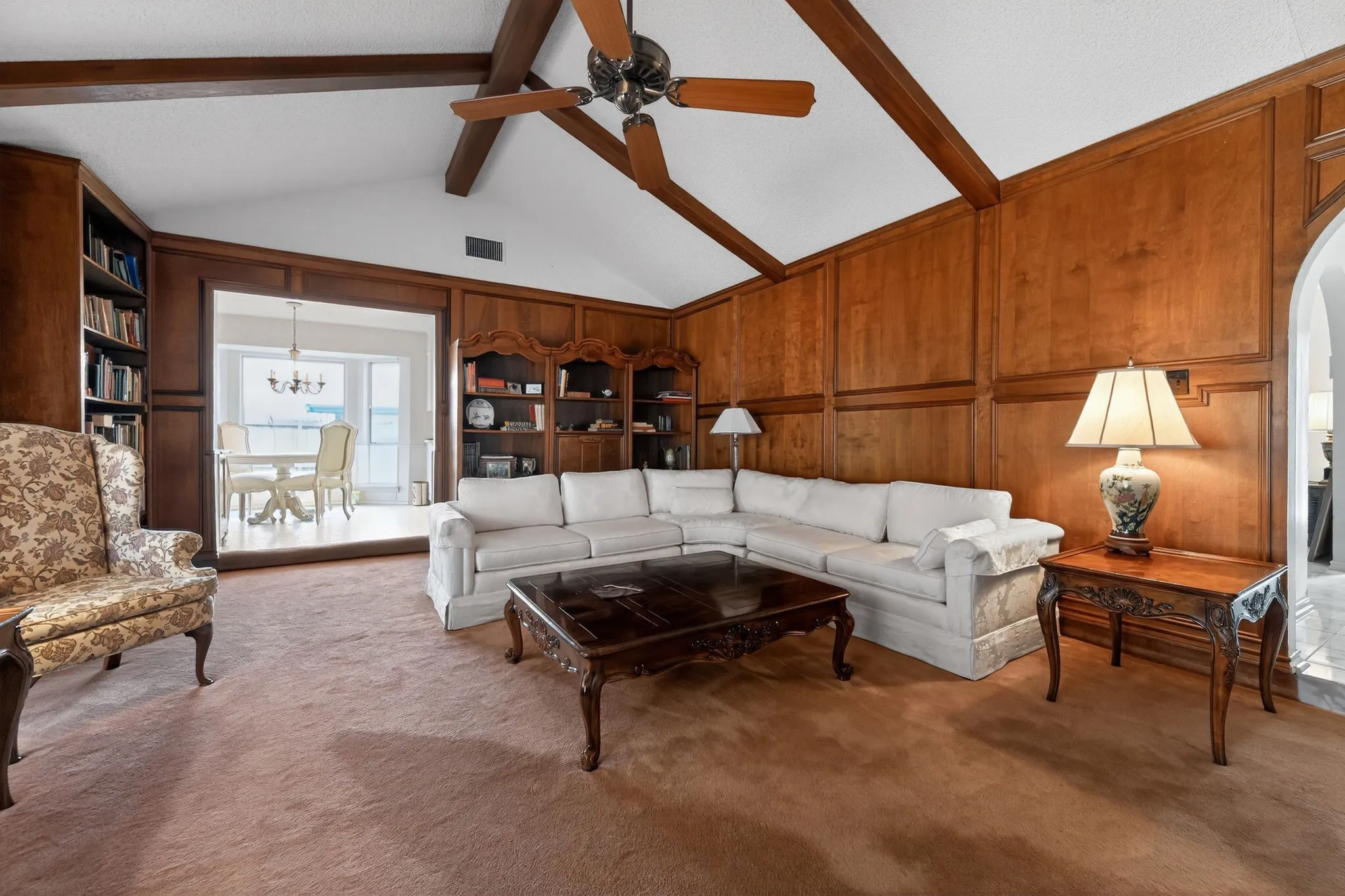 Single Family Residence For Sale in Tarrant County , 704 Castlewood Lane, Arlington, Texas 76012, 3 Bedroom, 2 Bathroom, 2 Garage spaces, 2,419 Sqft, built in 1973, mls#21398500, Real Estate Agent in Arlington, Homes For Sale in Tarrant county, Homes For Sale in Arlington, Realtor in Arlington Texas, Real Estate Brokerage Independent Realty Texas, Luminita Cordes Realtor