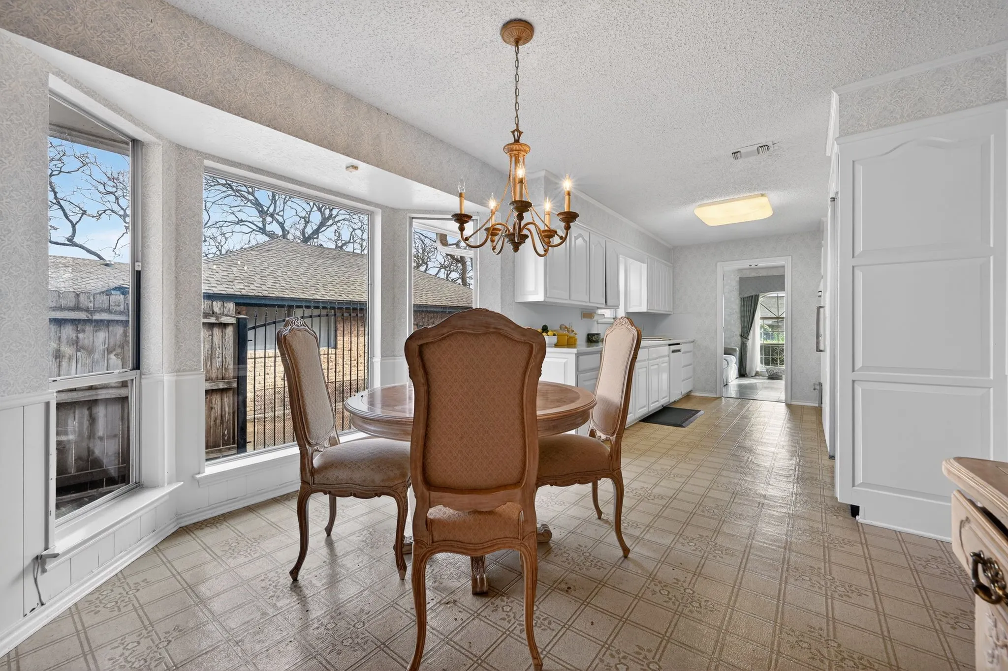 Single Family Residence For Sale in Tarrant County , 704 Castlewood Lane, Arlington, Texas 76012, 3 Bedroom, 2 Bathroom, 2 Garage spaces, 2,419 Sqft, built in 1973, mls#21398500, Real Estate Agent in Arlington, Homes For Sale in Tarrant county, Homes For Sale in Arlington, Realtor in Arlington Texas, Real Estate Brokerage Independent Realty Texas, Luminita Cordes Realtor