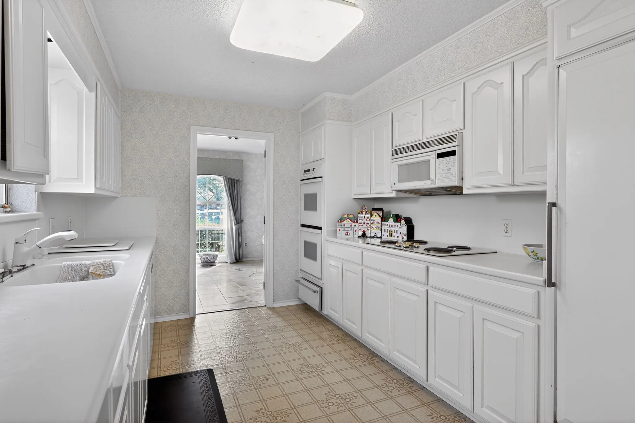 Single Family Residence For Sale in Tarrant County , 704 Castlewood Lane, Arlington, Texas 76012, 3 Bedroom, 2 Bathroom, 2 Garage spaces, 2,419 Sqft, built in 1973, mls#21398500, Real Estate Agent in Arlington, Homes For Sale in Tarrant county, Homes For Sale in Arlington, Realtor in Arlington Texas, Real Estate Brokerage Independent Realty Texas, Luminita Cordes Realtor