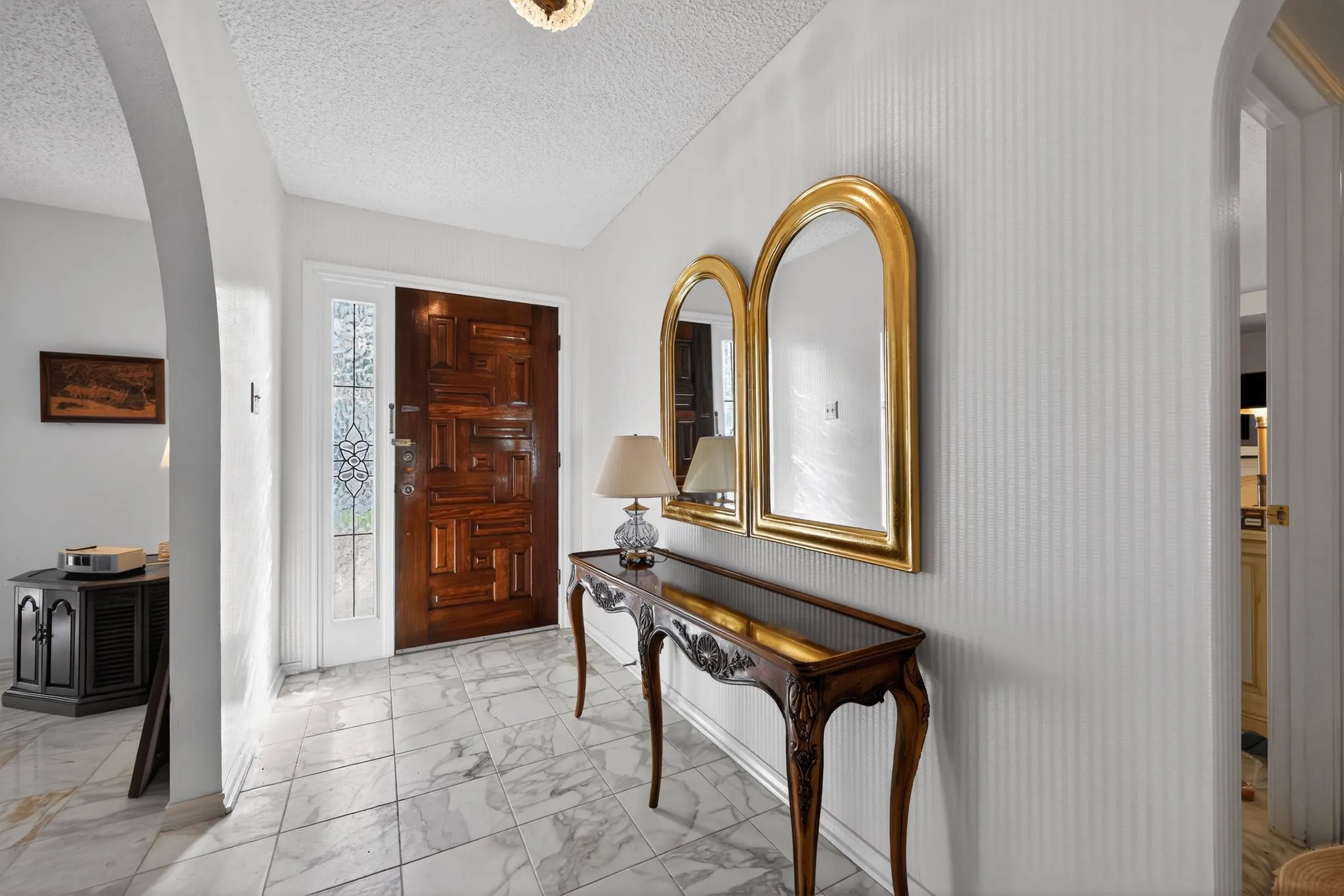 Single Family Residence For Sale in Tarrant County , 704 Castlewood Lane, Arlington, Texas 76012, 3 Bedroom, 2 Bathroom, 2 Garage spaces, 2,419 Sqft, built in 1973, mls#21398500, Real Estate Agent in Arlington, Homes For Sale in Tarrant county, Homes For Sale in Arlington, Realtor in Arlington Texas, Real Estate Brokerage Independent Realty Texas, Luminita Cordes Realtor