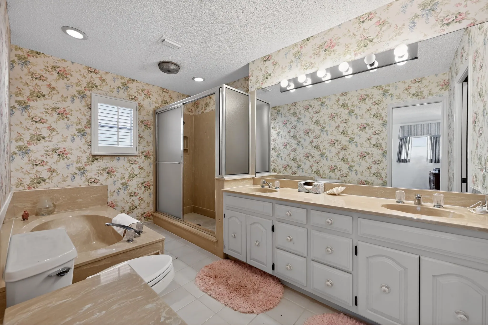 Single Family Residence For Sale in Tarrant County , 704 Castlewood Lane, Arlington, Texas 76012, 3 Bedroom, 2 Bathroom, 2 Garage spaces, 2,419 Sqft, built in 1973, mls#21398500, Real Estate Agent in Arlington, Homes For Sale in Tarrant county, Homes For Sale in Arlington, Realtor in Arlington Texas, Real Estate Brokerage Independent Realty Texas, Luminita Cordes Realtor