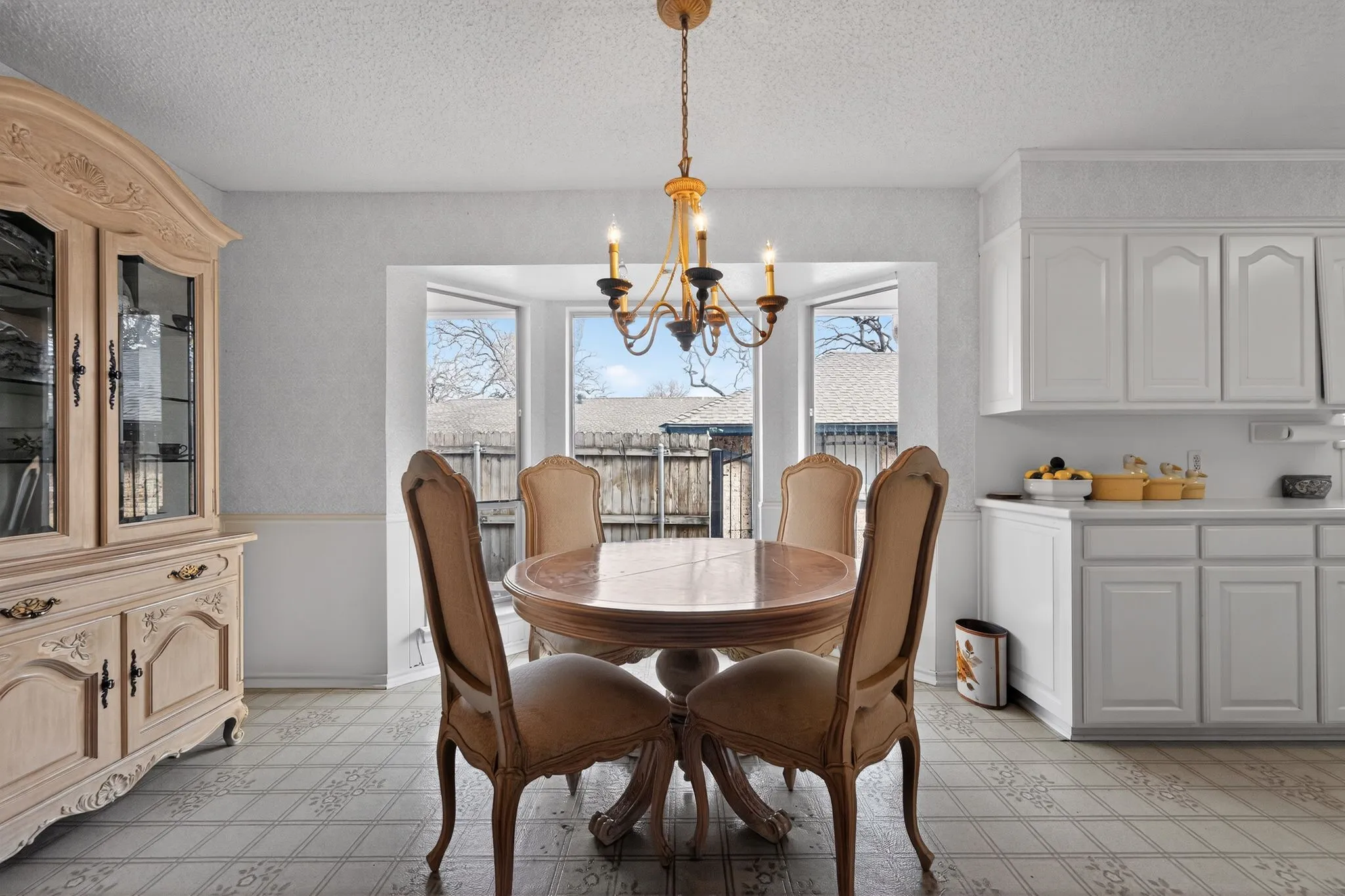 Single Family Residence For Sale in Tarrant County , 704 Castlewood Lane, Arlington, Texas 76012, 3 Bedroom, 2 Bathroom, 2 Garage spaces, 2,419 Sqft, built in 1973, mls#21398500, Real Estate Agent in Arlington, Homes For Sale in Tarrant county, Homes For Sale in Arlington, Realtor in Arlington Texas, Real Estate Brokerage Independent Realty Texas, Luminita Cordes Realtor