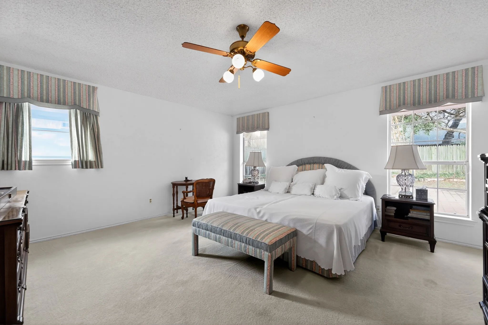 Single Family Residence For Sale in Tarrant County , 704 Castlewood Lane, Arlington, Texas 76012, 3 Bedroom, 2 Bathroom, 2 Garage spaces, 2,419 Sqft, built in 1973, mls#21398500, Real Estate Agent in Arlington, Homes For Sale in Tarrant county, Homes For Sale in Arlington, Realtor in Arlington Texas, Real Estate Brokerage Independent Realty Texas, Luminita Cordes Realtor