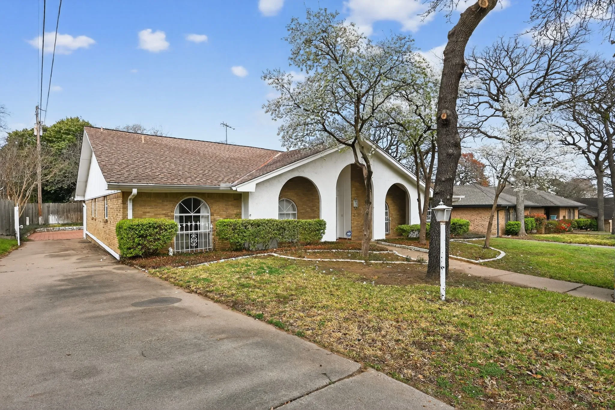 Single Family Residence For Sale in Tarrant County , 704 Castlewood Lane, Arlington, Texas 76012, 3 Bedroom, 2 Bathroom, 2 Garage spaces, 2,419 Sqft, built in 1973, mls#21398500, Real Estate Agent in Arlington, Homes For Sale in Tarrant county, Homes For Sale in Arlington, Realtor in Arlington Texas, Real Estate Brokerage Independent Realty Texas, Luminita Cordes Realtor