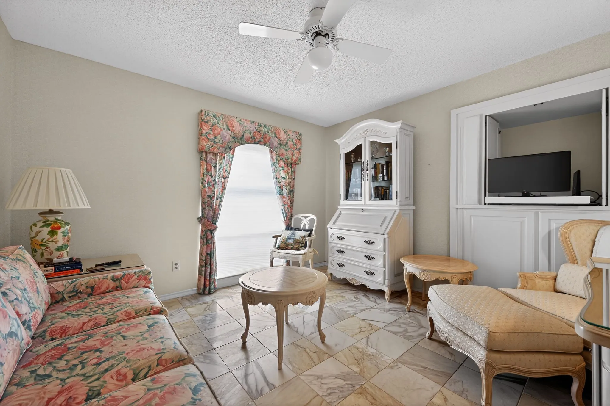 Single Family Residence For Sale in Tarrant County , 704 Castlewood Lane, Arlington, Texas 76012, 3 Bedroom, 2 Bathroom, 2 Garage spaces, 2,419 Sqft, built in 1973, mls#21398500, Real Estate Agent in Arlington, Homes For Sale in Tarrant county, Homes For Sale in Arlington, Realtor in Arlington Texas, Real Estate Brokerage Independent Realty Texas, Luminita Cordes Realtor