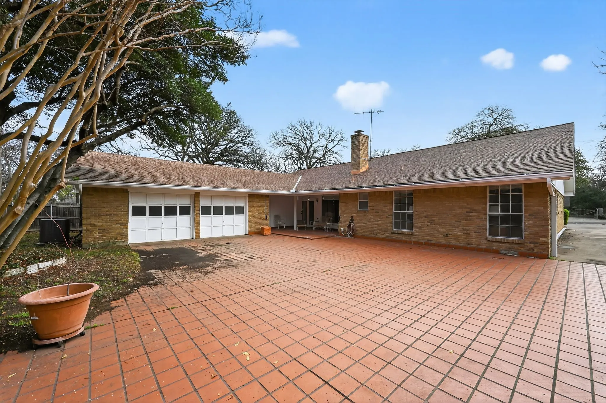 Single Family Residence For Sale in Tarrant County , 704 Castlewood Lane, Arlington, Texas 76012, 3 Bedroom, 2 Bathroom, 2 Garage spaces, 2,419 Sqft, built in 1973, mls#21398500, Real Estate Agent in Arlington, Homes For Sale in Tarrant county, Homes For Sale in Arlington, Realtor in Arlington Texas, Real Estate Brokerage Independent Realty Texas, Luminita Cordes Realtor