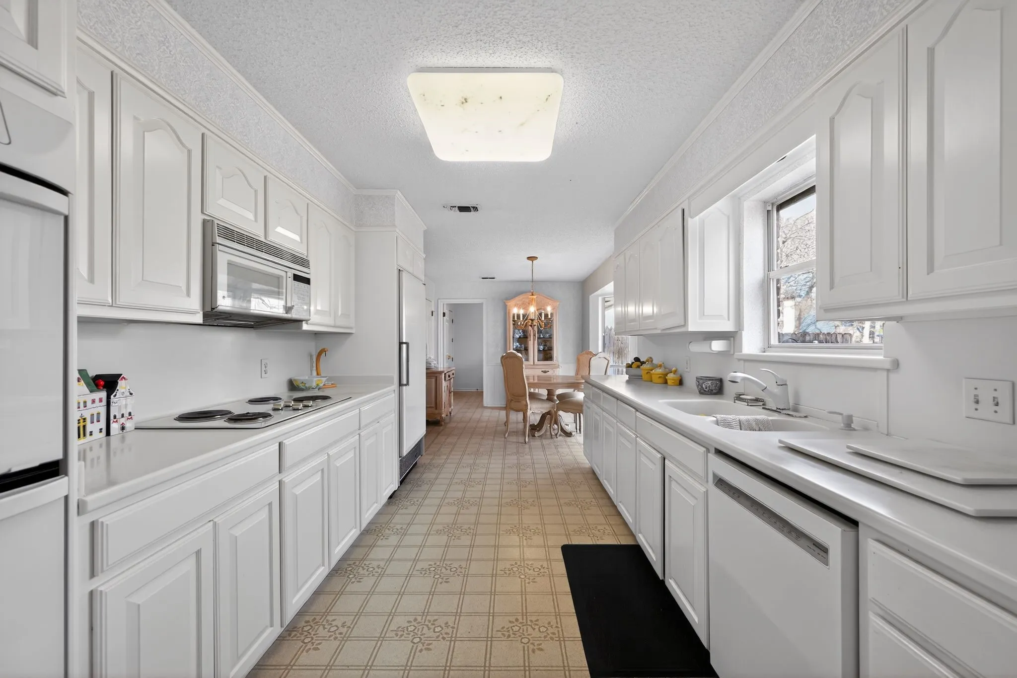 Single Family Residence For Sale in Tarrant County , 704 Castlewood Lane, Arlington, Texas 76012, 3 Bedroom, 2 Bathroom, 2 Garage spaces, 2,419 Sqft, built in 1973, mls#21398500, Real Estate Agent in Arlington, Homes For Sale in Tarrant county, Homes For Sale in Arlington, Realtor in Arlington Texas, Real Estate Brokerage Independent Realty Texas, Luminita Cordes Realtor