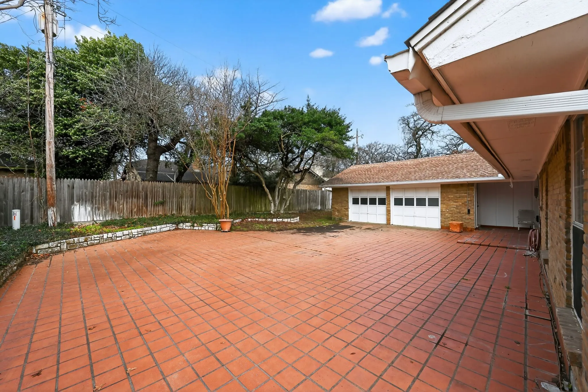 Single Family Residence For Sale in Tarrant County , 704 Castlewood Lane, Arlington, Texas 76012, 3 Bedroom, 2 Bathroom, 2 Garage spaces, 2,419 Sqft, built in 1973, mls#21398500, Real Estate Agent in Arlington, Homes For Sale in Tarrant county, Homes For Sale in Arlington, Realtor in Arlington Texas, Real Estate Brokerage Independent Realty Texas, Luminita Cordes Realtor