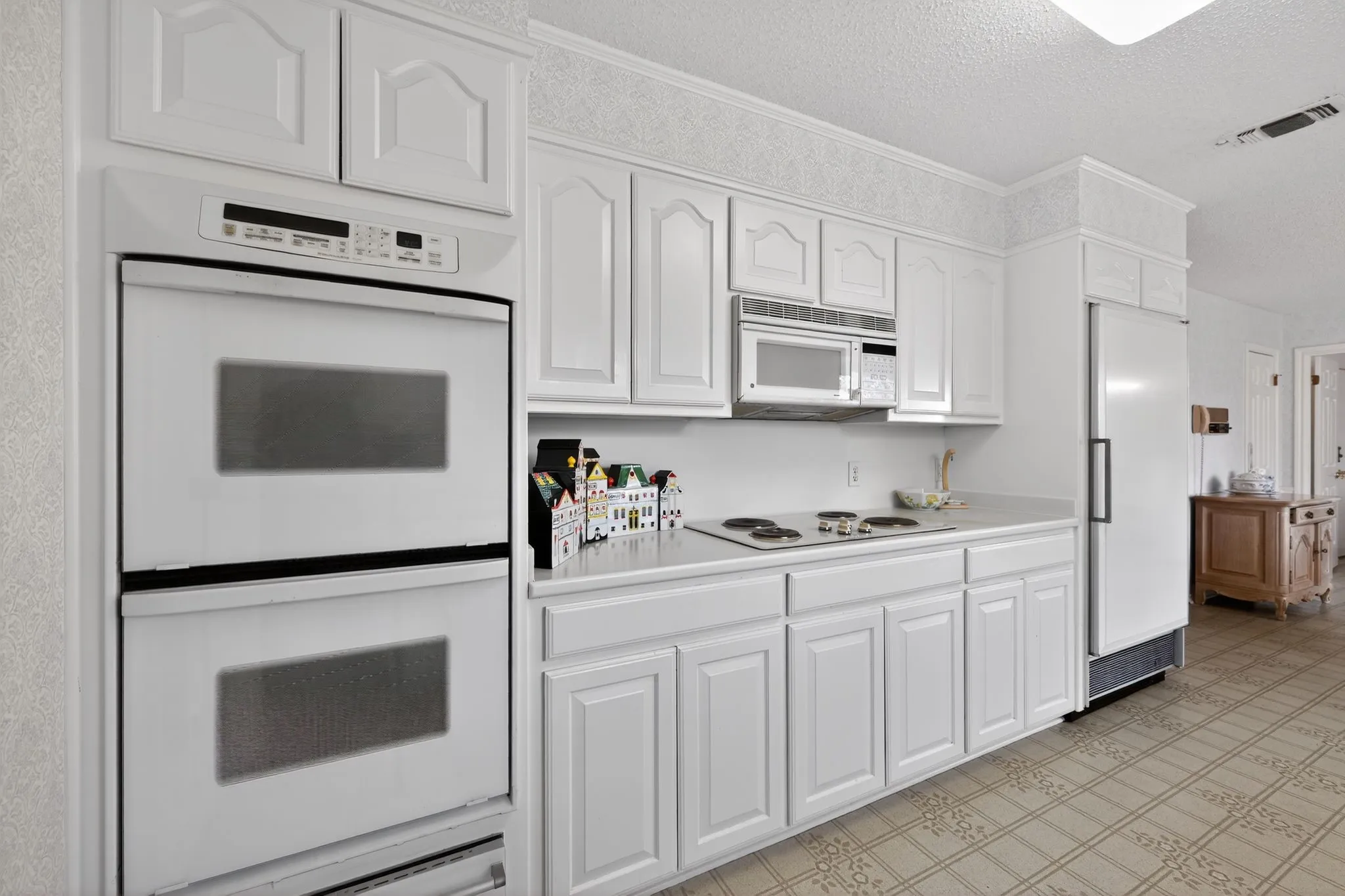 Single Family Residence For Sale in Tarrant County , 704 Castlewood Lane, Arlington, Texas 76012, 3 Bedroom, 2 Bathroom, 2 Garage spaces, 2,419 Sqft, built in 1973, mls#21398500, Real Estate Agent in Arlington, Homes For Sale in Tarrant county, Homes For Sale in Arlington, Realtor in Arlington Texas, Real Estate Brokerage Independent Realty Texas, Luminita Cordes Realtor