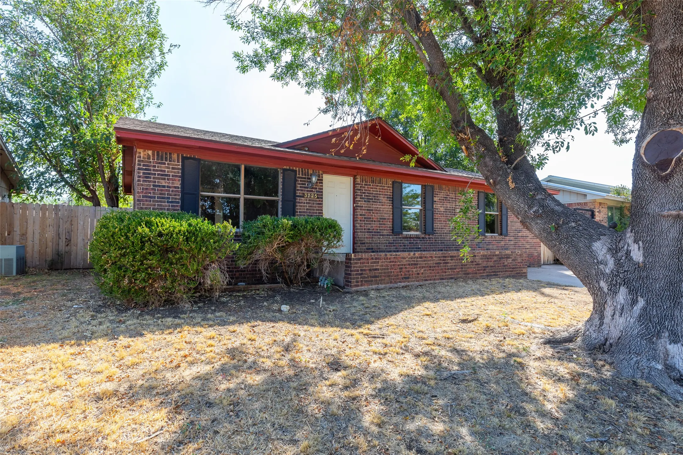 Single Family Residence For Sale in Taylor County , 3725 Trinity Lane, Abilene, Texas 79602, 3 Bedroom, 2 Bathroom, Garage spaces, 1,260 Sqft, built in 1983, mls#21398220, Real Estate Agent in Abilene, Homes For Sale in Taylor county, Homes For Sale in Abilene, Realtor in Abilene Texas, Real Estate Brokerage Independent Realty Texas, Luminita Cordes Realtor
