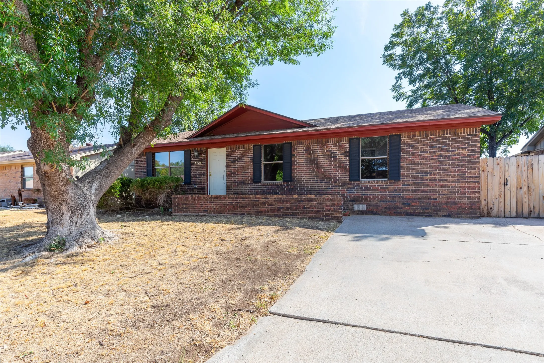 Single Family Residence For Sale in Taylor County , 3725 Trinity Lane, Abilene, Texas 79602, 3 Bedroom, 2 Bathroom, Garage spaces, 1,260 Sqft, built in 1983, mls#21398220, Real Estate Agent in Abilene, Homes For Sale in Taylor county, Homes For Sale in Abilene, Realtor in Abilene Texas, Real Estate Brokerage Independent Realty Texas, Luminita Cordes Realtor