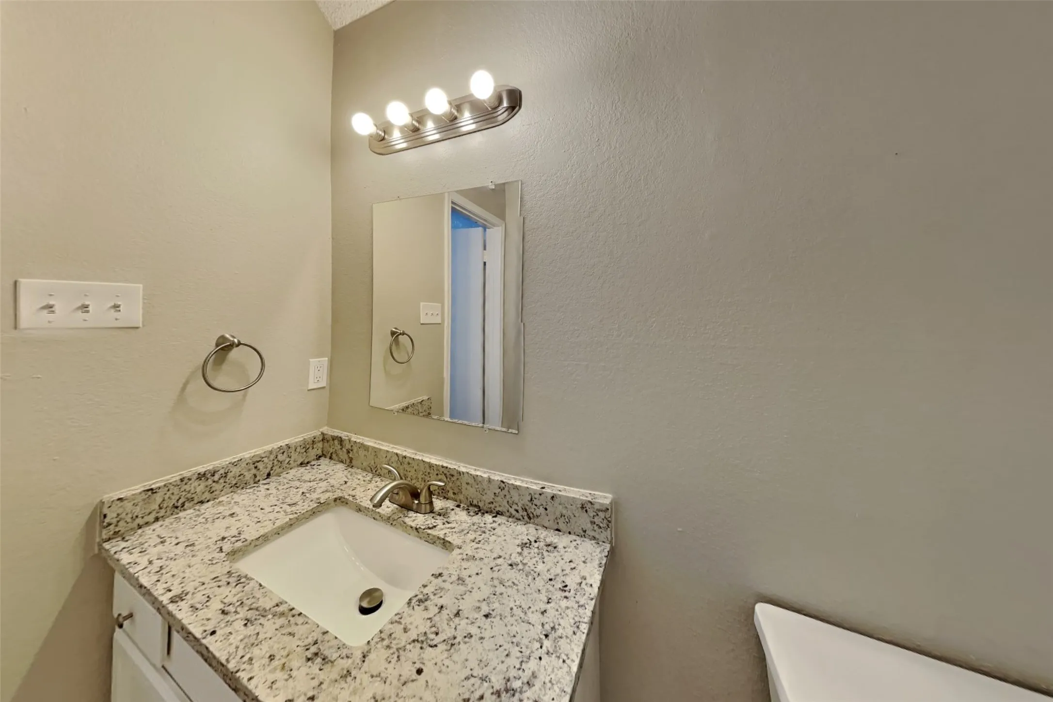 Single Family Residence For Rent in Tarrant County , 5525 Stone Meadow Lane, Fort Worth, Texas 76179, 3 Bedroom, 2 Bathroom, 2 Garage spaces, 1,348 Sqft, built in 1987, mls#21398518, Real Estate Agent in Fort Worth, Homes For Rent in Tarrant county, Homes For Rent in Fort Worth, Realtor in Fort Worth Texas, Real Estate Brokerage Independent Realty Texas, Luminita Cordes Realtor