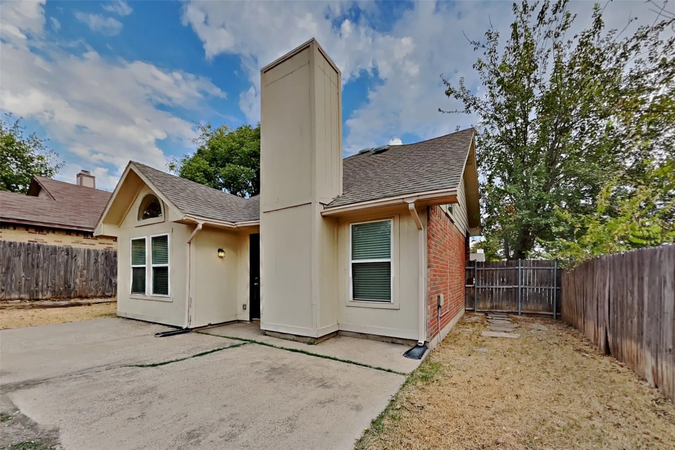 Single Family Residence For Rent in Tarrant County , 5525 Stone Meadow Lane, Fort Worth, Texas 76179, 3 Bedroom, 2 Bathroom, 2 Garage spaces, 1,348 Sqft, built in 1987, mls#21398518, Real Estate Agent in Fort Worth, Homes For Rent in Tarrant county, Homes For Rent in Fort Worth, Realtor in Fort Worth Texas, Real Estate Brokerage Independent Realty Texas, Luminita Cordes Realtor