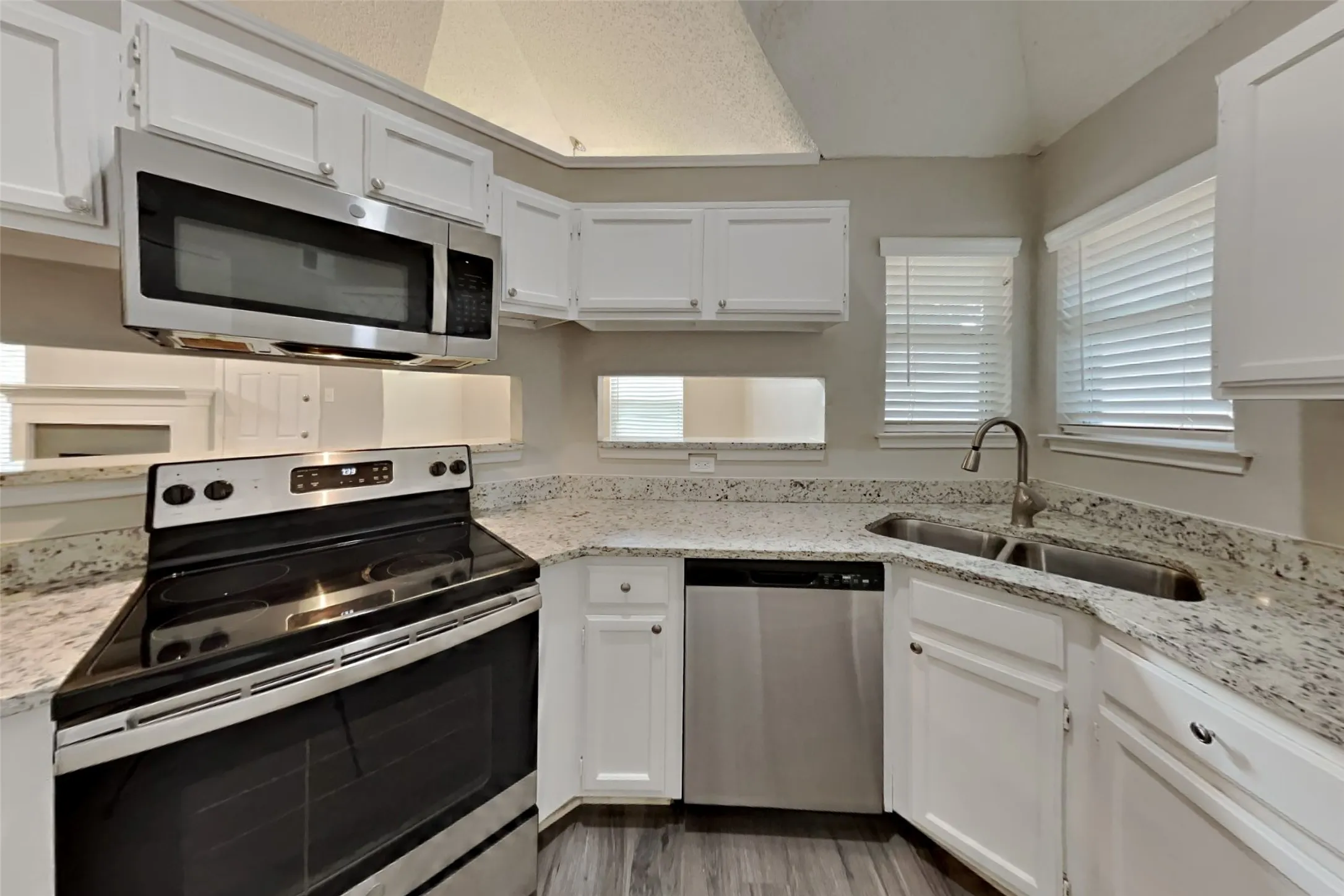 Single Family Residence For Rent in Tarrant County , 5525 Stone Meadow Lane, Fort Worth, Texas 76179, 3 Bedroom, 2 Bathroom, 2 Garage spaces, 1,348 Sqft, built in 1987, mls#21398518, Real Estate Agent in Fort Worth, Homes For Rent in Tarrant county, Homes For Rent in Fort Worth, Realtor in Fort Worth Texas, Real Estate Brokerage Independent Realty Texas, Luminita Cordes Realtor