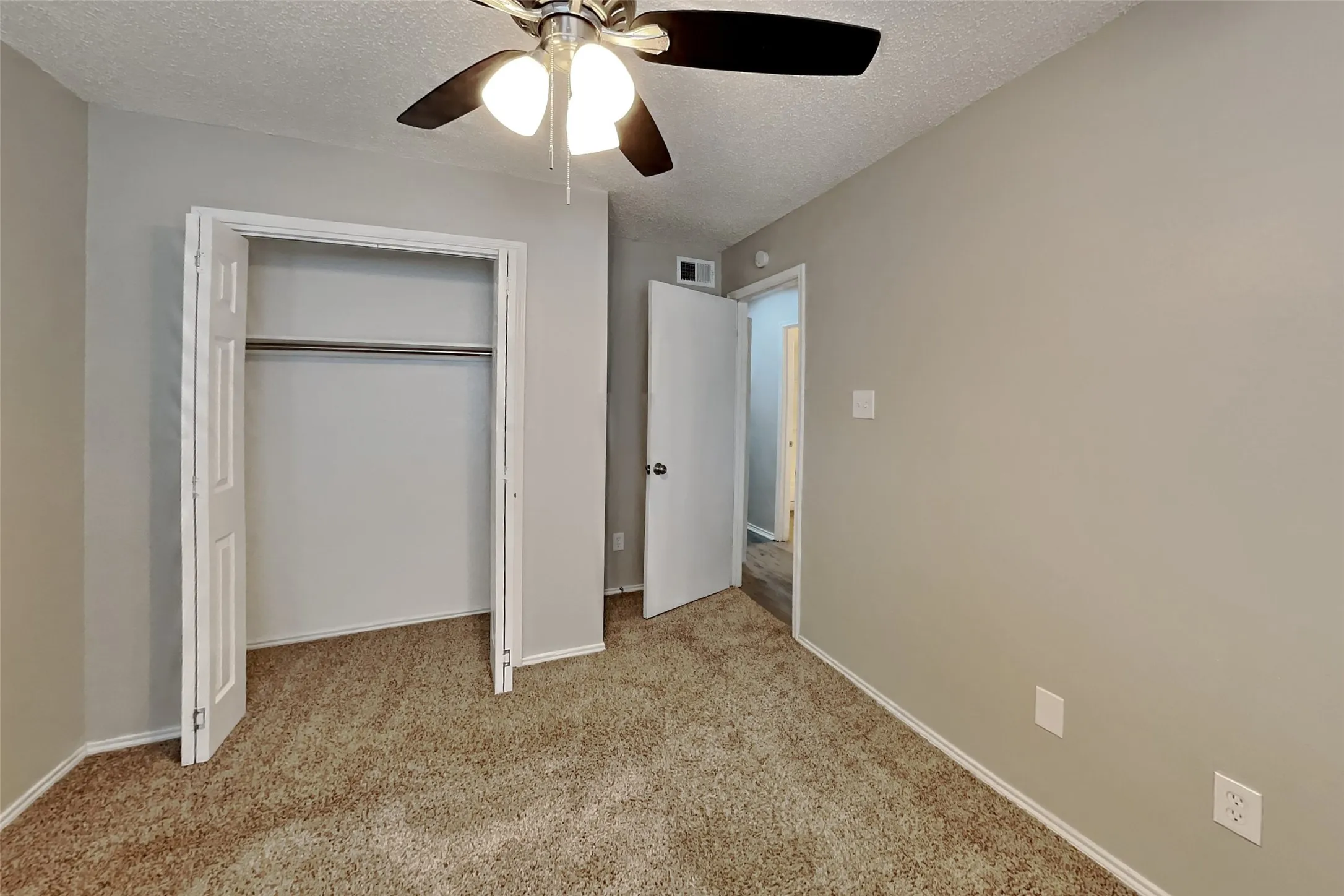 Single Family Residence For Rent in Tarrant County , 5525 Stone Meadow Lane, Fort Worth, Texas 76179, 3 Bedroom, 2 Bathroom, 2 Garage spaces, 1,348 Sqft, built in 1987, mls#21398518, Real Estate Agent in Fort Worth, Homes For Rent in Tarrant county, Homes For Rent in Fort Worth, Realtor in Fort Worth Texas, Real Estate Brokerage Independent Realty Texas, Luminita Cordes Realtor