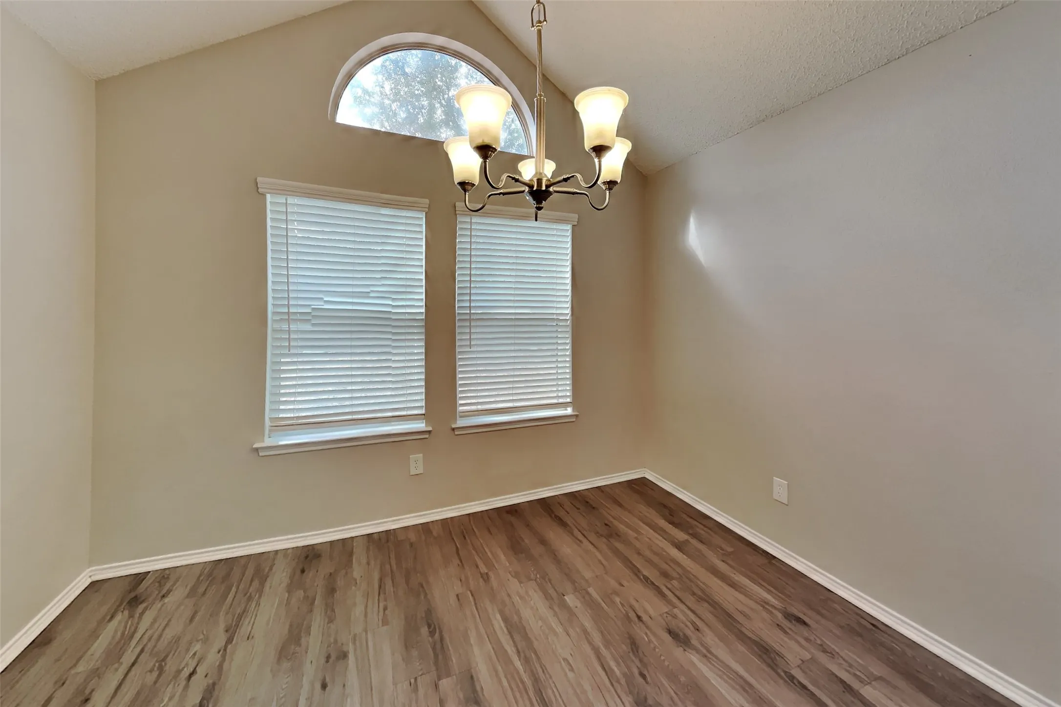Single Family Residence For Rent in Tarrant County , 5525 Stone Meadow Lane, Fort Worth, Texas 76179, 3 Bedroom, 2 Bathroom, 2 Garage spaces, 1,348 Sqft, built in 1987, mls#21398518, Real Estate Agent in Fort Worth, Homes For Rent in Tarrant county, Homes For Rent in Fort Worth, Realtor in Fort Worth Texas, Real Estate Brokerage Independent Realty Texas, Luminita Cordes Realtor