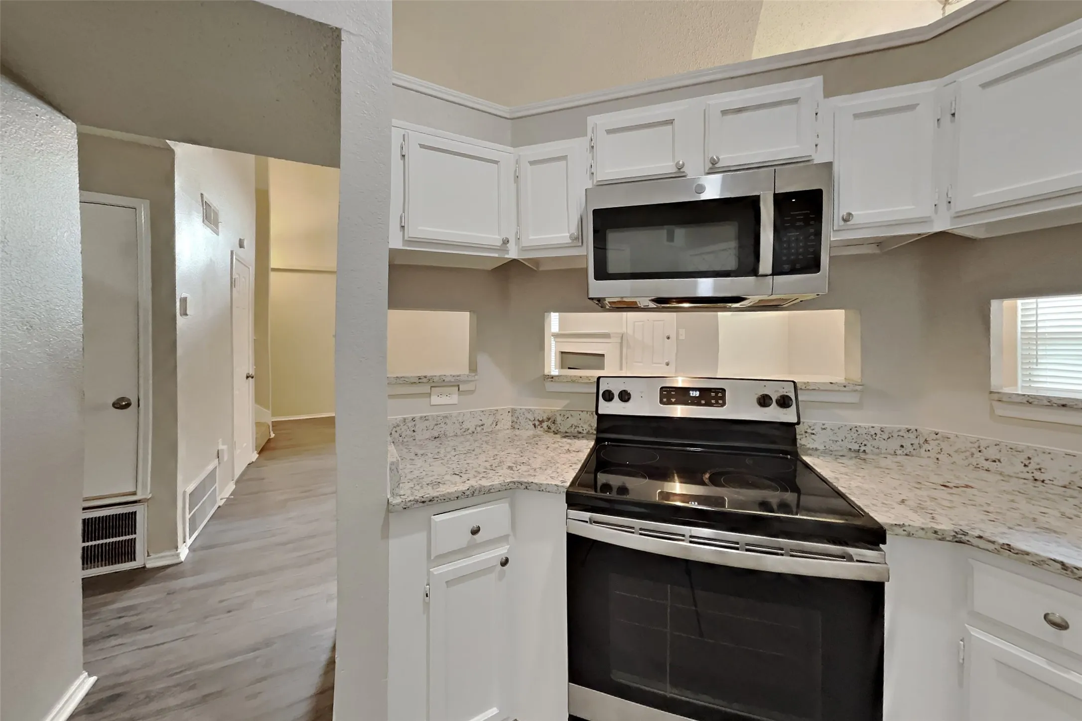 Single Family Residence For Rent in Tarrant County , 5525 Stone Meadow Lane, Fort Worth, Texas 76179, 3 Bedroom, 2 Bathroom, 2 Garage spaces, 1,348 Sqft, built in 1987, mls#21398518, Real Estate Agent in Fort Worth, Homes For Rent in Tarrant county, Homes For Rent in Fort Worth, Realtor in Fort Worth Texas, Real Estate Brokerage Independent Realty Texas, Luminita Cordes Realtor