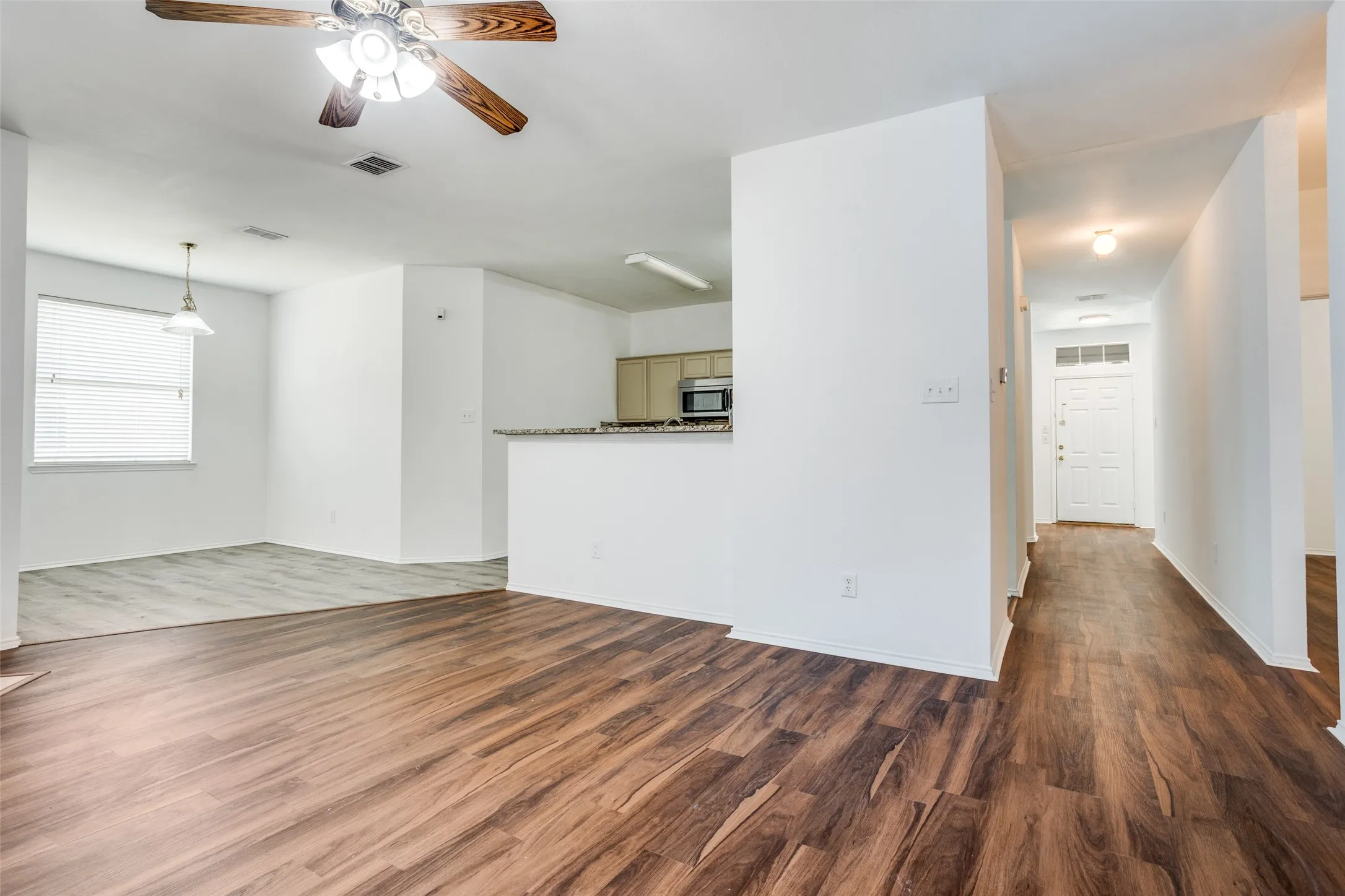 Single Family Residence For Rent in Dallas County , 4021 Carrington Drive, Garland, Texas 75043, 3 Bedroom, 2 Bathroom, 2 Garage spaces, 1,852 Sqft, built in 2002, mls#21398528, Real Estate Agent in Garland, Homes For Rent in Dallas county, Homes For Rent in Garland, Realtor in Garland Texas, Real Estate Brokerage Independent Realty Texas, Luminita Cordes Realtor