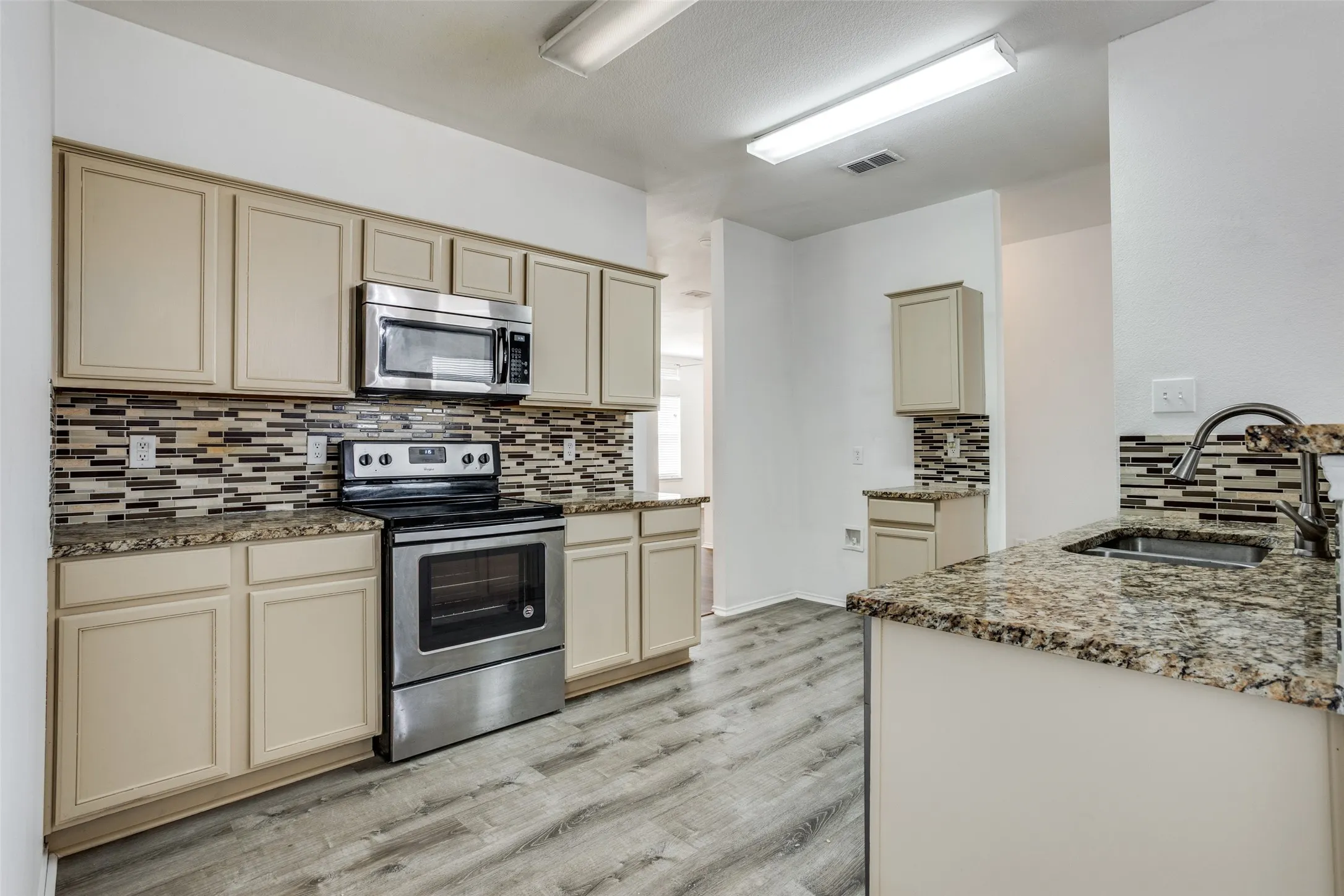 Single Family Residence For Rent in Dallas County , 4021 Carrington Drive, Garland, Texas 75043, 3 Bedroom, 2 Bathroom, 2 Garage spaces, 1,852 Sqft, built in 2002, mls#21398528, Real Estate Agent in Garland, Homes For Rent in Dallas county, Homes For Rent in Garland, Realtor in Garland Texas, Real Estate Brokerage Independent Realty Texas, Luminita Cordes Realtor