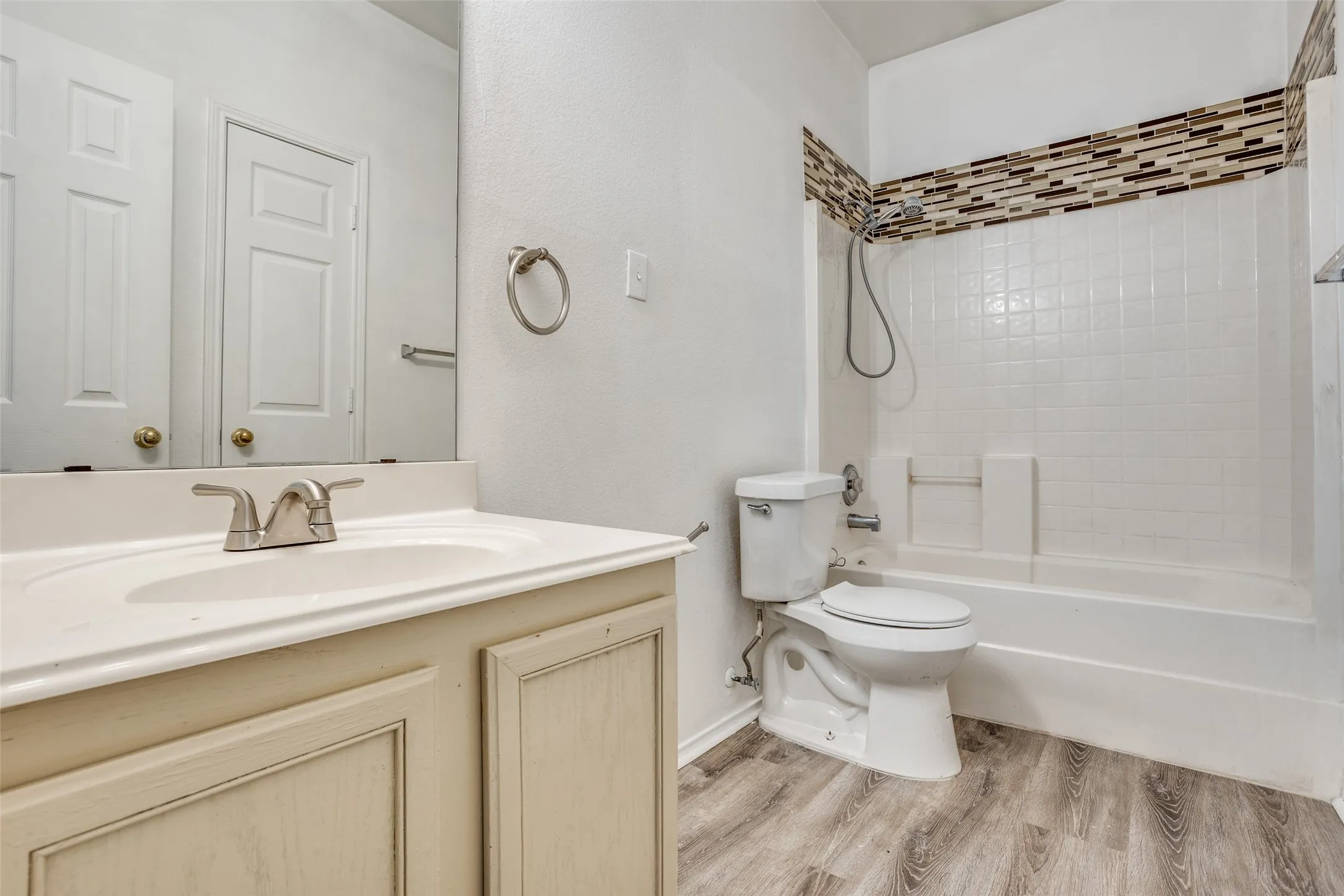 Single Family Residence For Rent in Dallas County , 4021 Carrington Drive, Garland, Texas 75043, 3 Bedroom, 2 Bathroom, 2 Garage spaces, 1,852 Sqft, built in 2002, mls#21398528, Real Estate Agent in Garland, Homes For Rent in Dallas county, Homes For Rent in Garland, Realtor in Garland Texas, Real Estate Brokerage Independent Realty Texas, Luminita Cordes Realtor