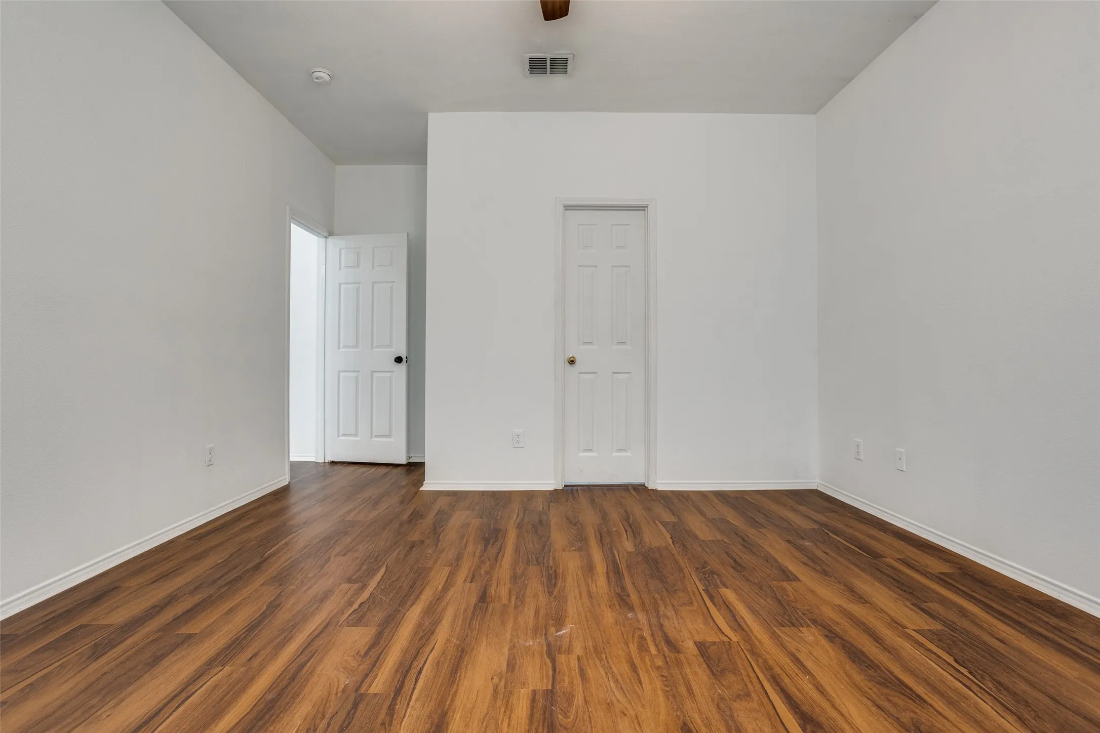Single Family Residence For Rent in Dallas County , 4021 Carrington Drive, Garland, Texas 75043, 3 Bedroom, 2 Bathroom, 2 Garage spaces, 1,852 Sqft, built in 2002, mls#21398528, Real Estate Agent in Garland, Homes For Rent in Dallas county, Homes For Rent in Garland, Realtor in Garland Texas, Real Estate Brokerage Independent Realty Texas, Luminita Cordes Realtor