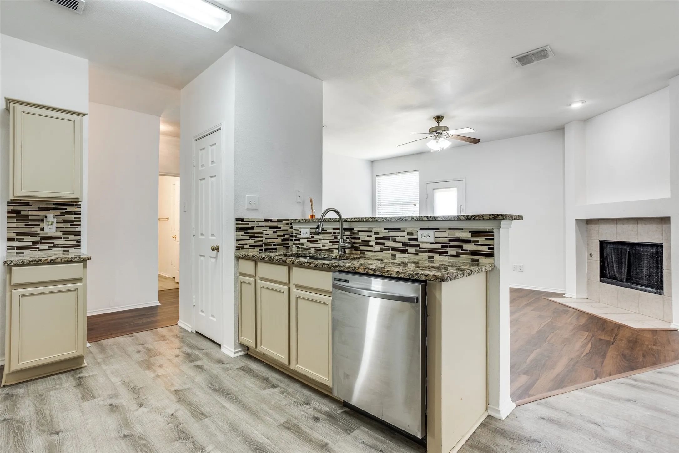 Single Family Residence For Rent in Dallas County , 4021 Carrington Drive, Garland, Texas 75043, 3 Bedroom, 2 Bathroom, 2 Garage spaces, 1,852 Sqft, built in 2002, mls#21398528, Real Estate Agent in Garland, Homes For Rent in Dallas county, Homes For Rent in Garland, Realtor in Garland Texas, Real Estate Brokerage Independent Realty Texas, Luminita Cordes Realtor