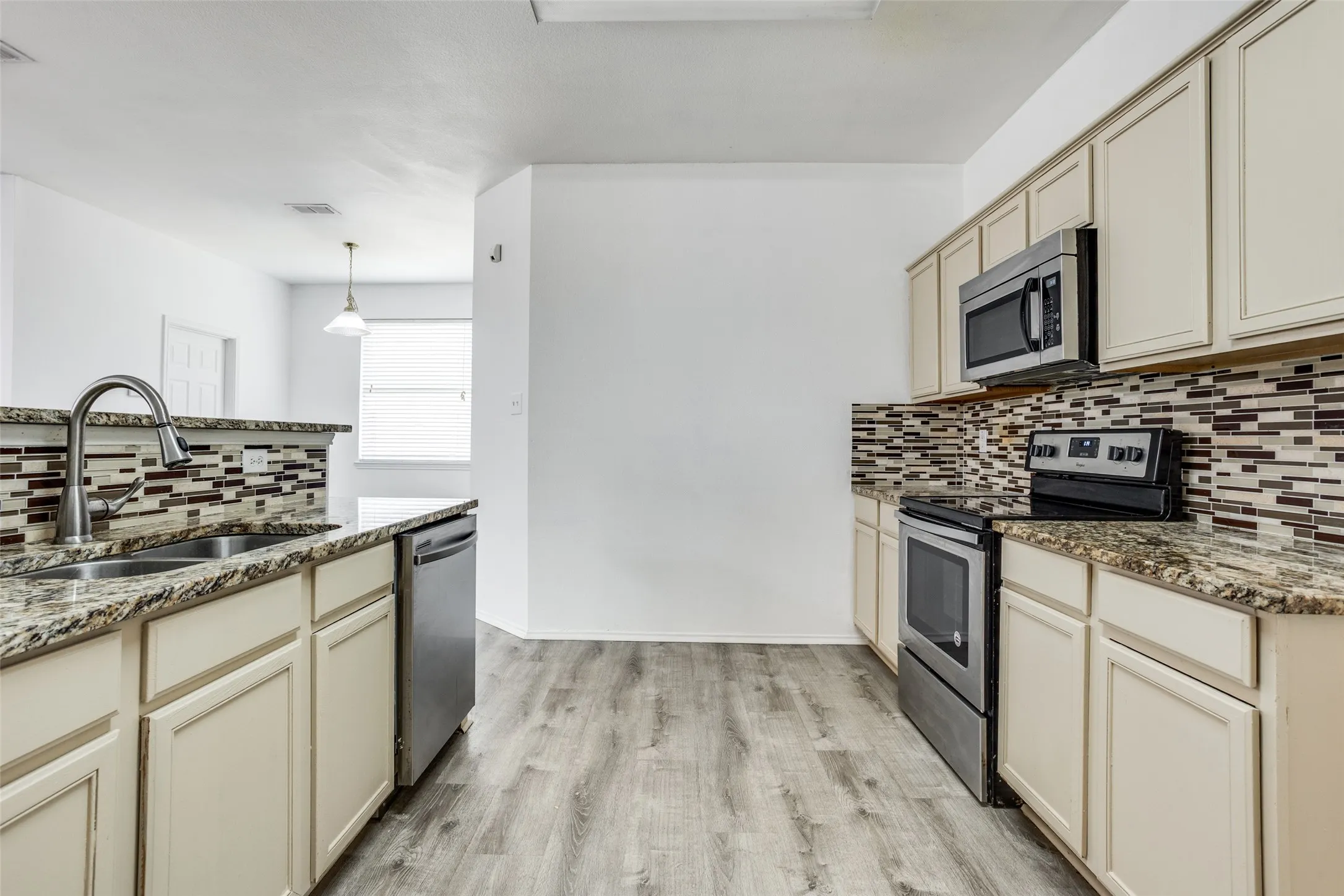 Single Family Residence For Rent in Dallas County , 4021 Carrington Drive, Garland, Texas 75043, 3 Bedroom, 2 Bathroom, 2 Garage spaces, 1,852 Sqft, built in 2002, mls#21398528, Real Estate Agent in Garland, Homes For Rent in Dallas county, Homes For Rent in Garland, Realtor in Garland Texas, Real Estate Brokerage Independent Realty Texas, Luminita Cordes Realtor