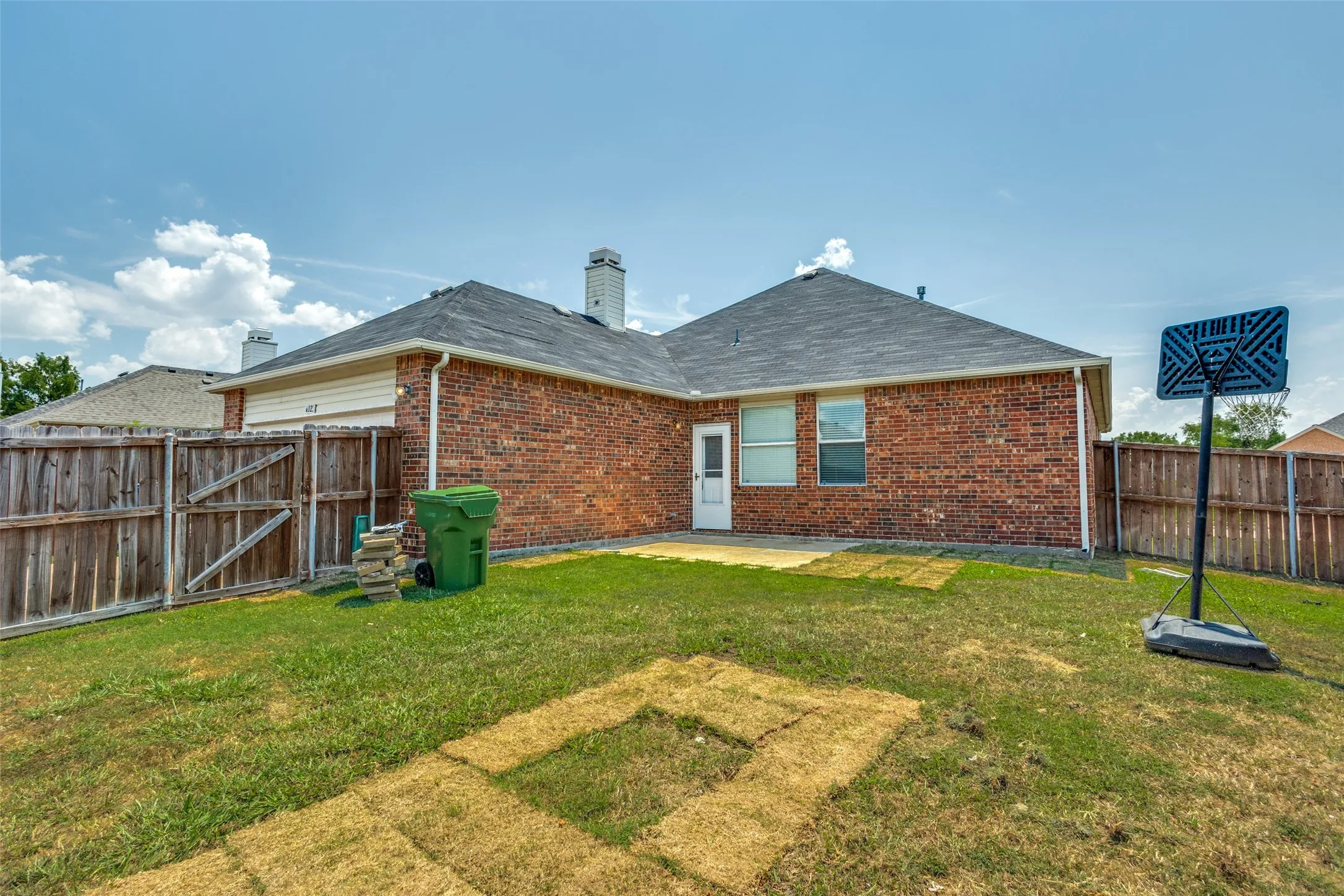 Single Family Residence For Rent in Dallas County , 4021 Carrington Drive, Garland, Texas 75043, 3 Bedroom, 2 Bathroom, 2 Garage spaces, 1,852 Sqft, built in 2002, mls#21398528, Real Estate Agent in Garland, Homes For Rent in Dallas county, Homes For Rent in Garland, Realtor in Garland Texas, Real Estate Brokerage Independent Realty Texas, Luminita Cordes Realtor