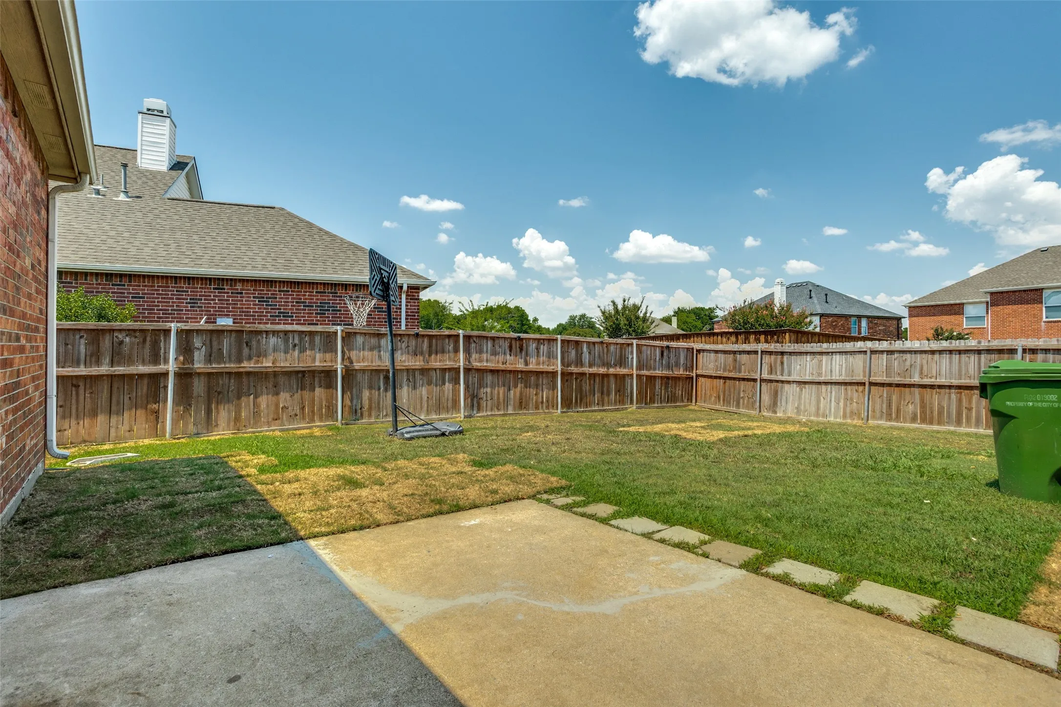 Single Family Residence For Rent in Dallas County , 4021 Carrington Drive, Garland, Texas 75043, 3 Bedroom, 2 Bathroom, 2 Garage spaces, 1,852 Sqft, built in 2002, mls#21398528, Real Estate Agent in Garland, Homes For Rent in Dallas county, Homes For Rent in Garland, Realtor in Garland Texas, Real Estate Brokerage Independent Realty Texas, Luminita Cordes Realtor
