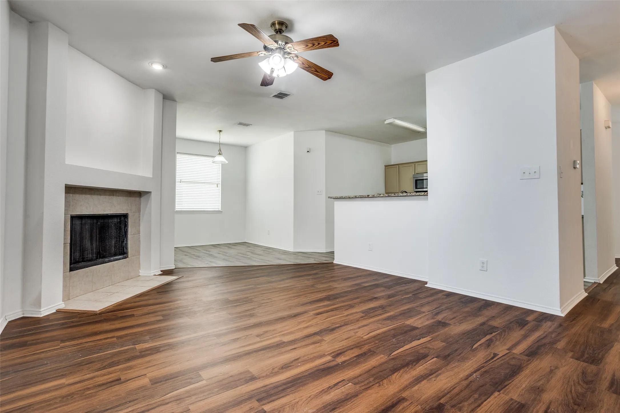 Single Family Residence For Rent in Dallas County , 4021 Carrington Drive, Garland, Texas 75043, 3 Bedroom, 2 Bathroom, 2 Garage spaces, 1,852 Sqft, built in 2002, mls#21398528, Real Estate Agent in Garland, Homes For Rent in Dallas county, Homes For Rent in Garland, Realtor in Garland Texas, Real Estate Brokerage Independent Realty Texas, Luminita Cordes Realtor