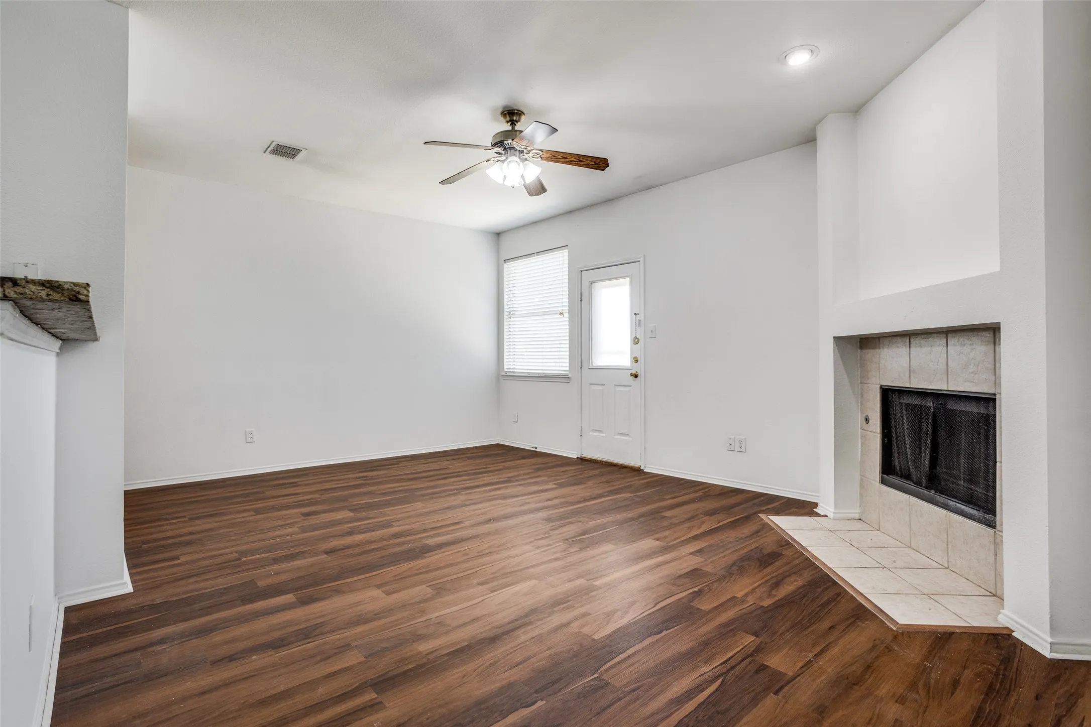 Single Family Residence For Rent in Dallas County , 4021 Carrington Drive, Garland, Texas 75043, 3 Bedroom, 2 Bathroom, 2 Garage spaces, 1,852 Sqft, built in 2002, mls#21398528, Real Estate Agent in Garland, Homes For Rent in Dallas county, Homes For Rent in Garland, Realtor in Garland Texas, Real Estate Brokerage Independent Realty Texas, Luminita Cordes Realtor