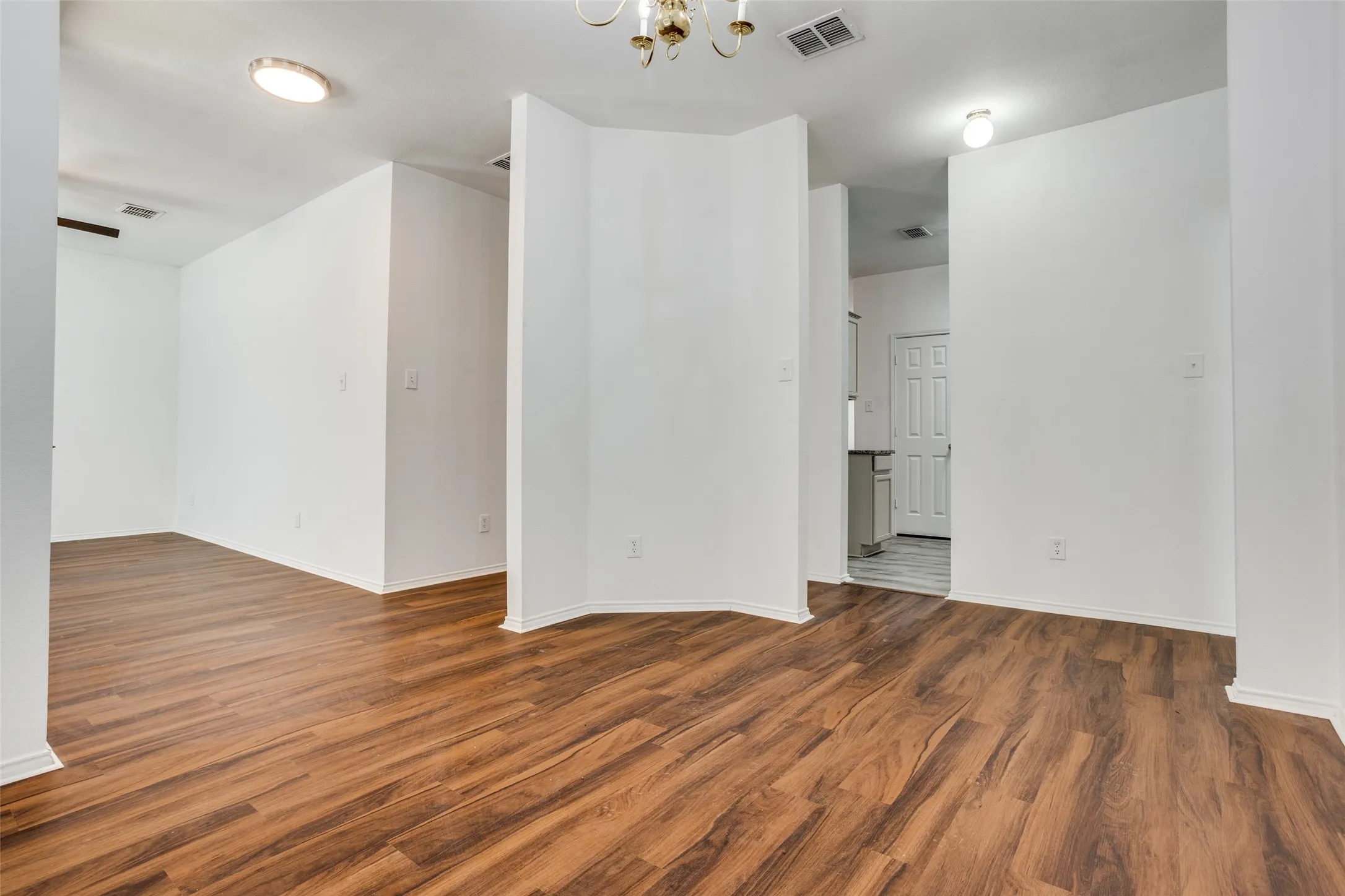Single Family Residence For Rent in Dallas County , 4021 Carrington Drive, Garland, Texas 75043, 3 Bedroom, 2 Bathroom, 2 Garage spaces, 1,852 Sqft, built in 2002, mls#21398528, Real Estate Agent in Garland, Homes For Rent in Dallas county, Homes For Rent in Garland, Realtor in Garland Texas, Real Estate Brokerage Independent Realty Texas, Luminita Cordes Realtor