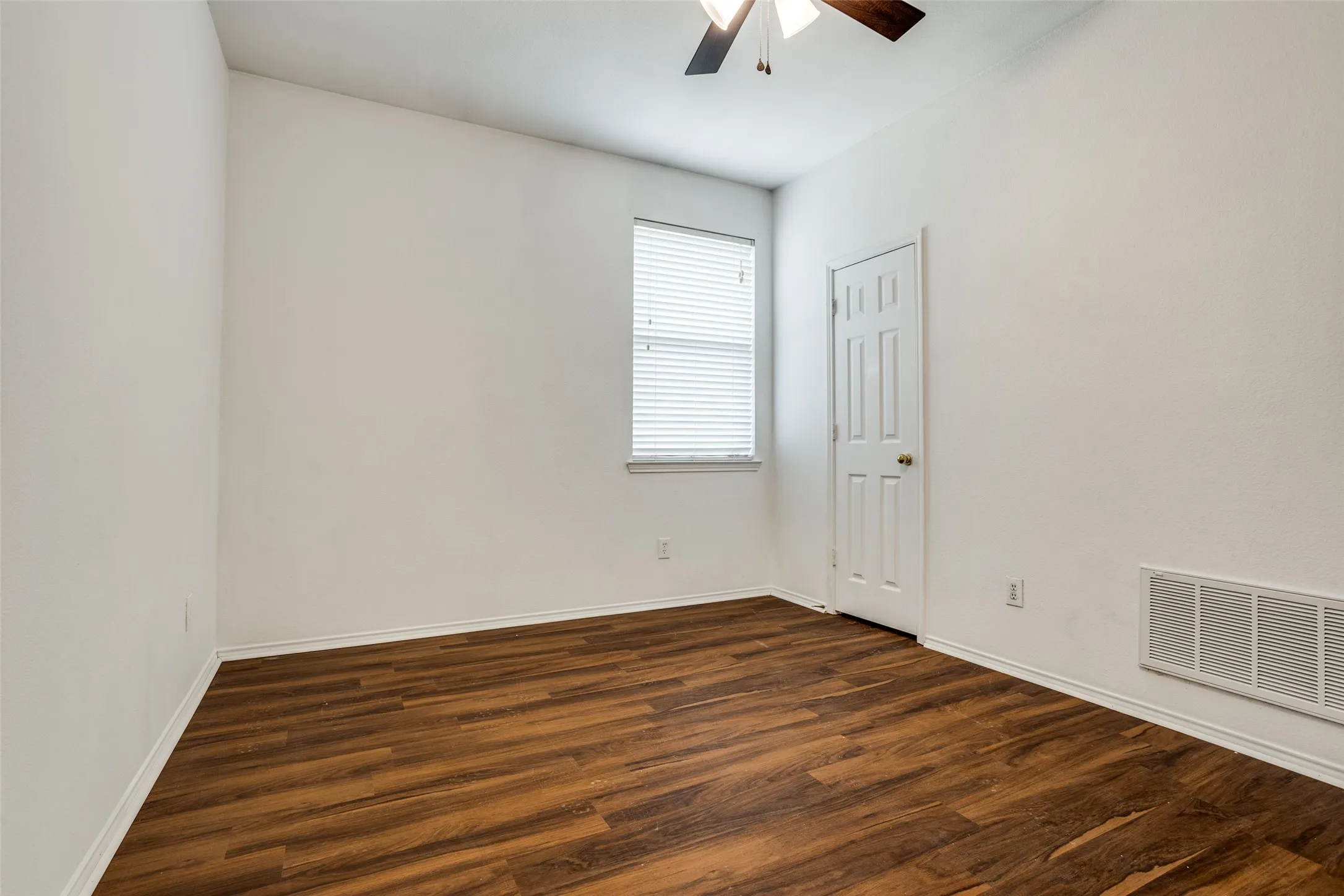 Single Family Residence For Rent in Dallas County , 4021 Carrington Drive, Garland, Texas 75043, 3 Bedroom, 2 Bathroom, 2 Garage spaces, 1,852 Sqft, built in 2002, mls#21398528, Real Estate Agent in Garland, Homes For Rent in Dallas county, Homes For Rent in Garland, Realtor in Garland Texas, Real Estate Brokerage Independent Realty Texas, Luminita Cordes Realtor