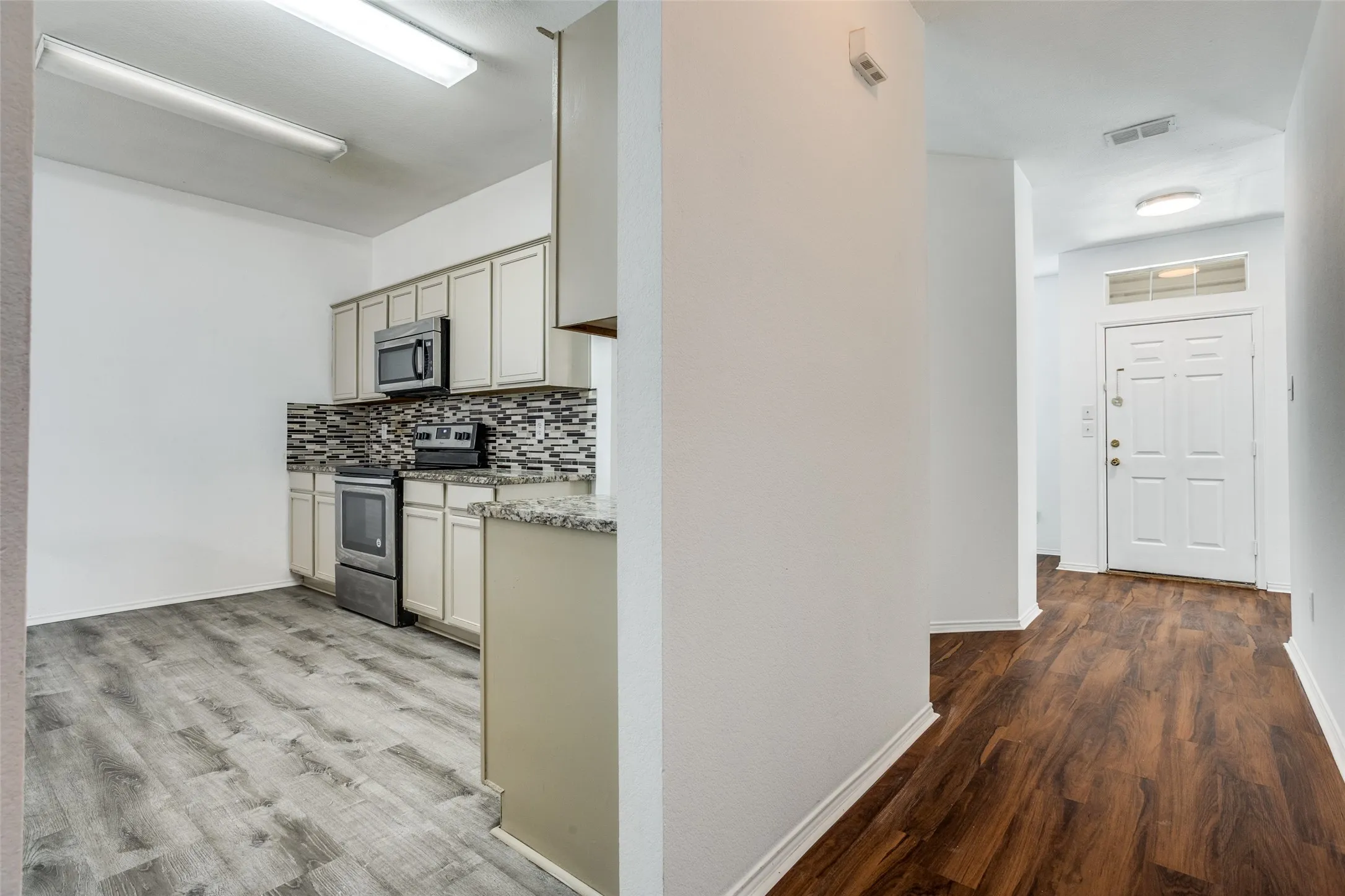 Single Family Residence For Rent in Dallas County , 4021 Carrington Drive, Garland, Texas 75043, 3 Bedroom, 2 Bathroom, 2 Garage spaces, 1,852 Sqft, built in 2002, mls#21398528, Real Estate Agent in Garland, Homes For Rent in Dallas county, Homes For Rent in Garland, Realtor in Garland Texas, Real Estate Brokerage Independent Realty Texas, Luminita Cordes Realtor