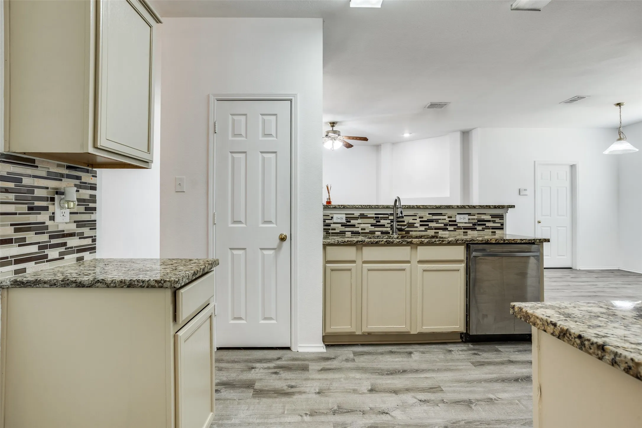 Single Family Residence For Rent in Dallas County , 4021 Carrington Drive, Garland, Texas 75043, 3 Bedroom, 2 Bathroom, 2 Garage spaces, 1,852 Sqft, built in 2002, mls#21398528, Real Estate Agent in Garland, Homes For Rent in Dallas county, Homes For Rent in Garland, Realtor in Garland Texas, Real Estate Brokerage Independent Realty Texas, Luminita Cordes Realtor