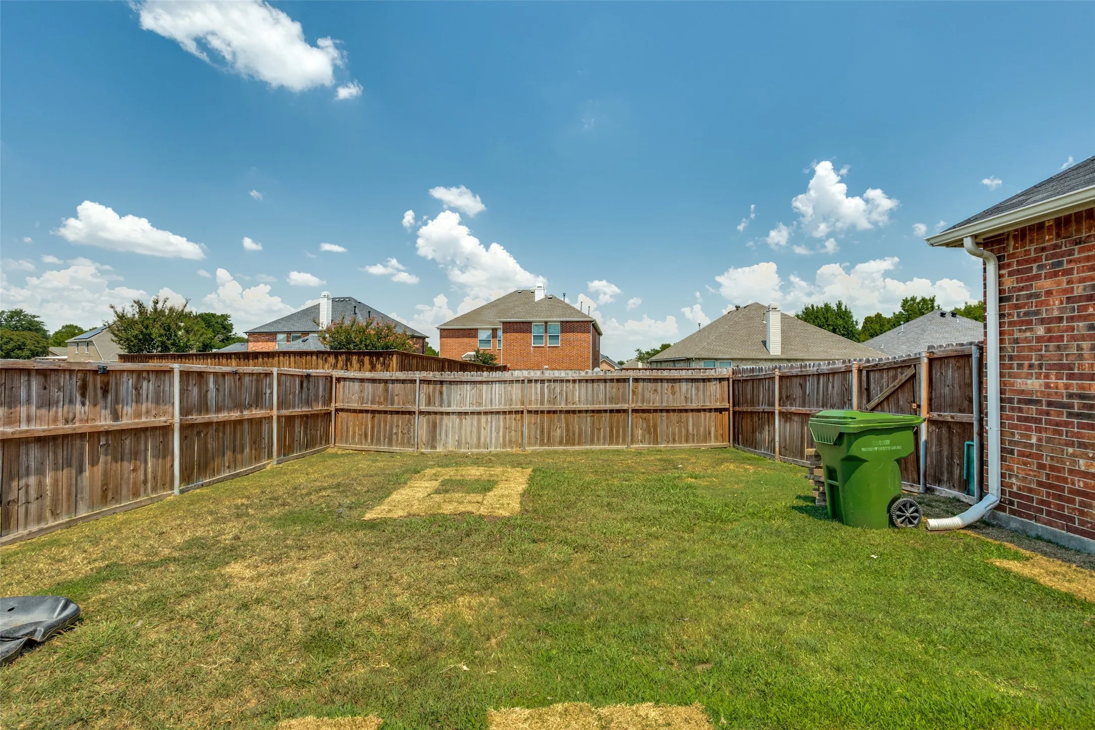 Single Family Residence For Rent in Dallas County , 4021 Carrington Drive, Garland, Texas 75043, 3 Bedroom, 2 Bathroom, 2 Garage spaces, 1,852 Sqft, built in 2002, mls#21398528, Real Estate Agent in Garland, Homes For Rent in Dallas county, Homes For Rent in Garland, Realtor in Garland Texas, Real Estate Brokerage Independent Realty Texas, Luminita Cordes Realtor
