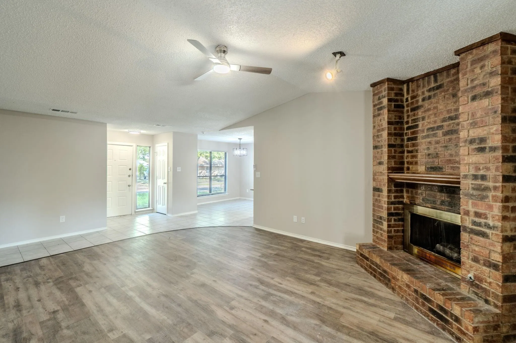 Single Family Residence For Rent in Dallas County , 1514 Hindsdale Drive, Richardson, Texas 75081, 4 Bedroom, 2 Bathroom, Garage spaces, 1,538 Sqft, built in 1979, mls#21398514, Real Estate Agent in Richardson, Homes For Rent in Dallas county, Homes For Rent in Richardson, Realtor in Richardson Texas, Real Estate Brokerage Independent Realty Texas, Luminita Cordes Realtor