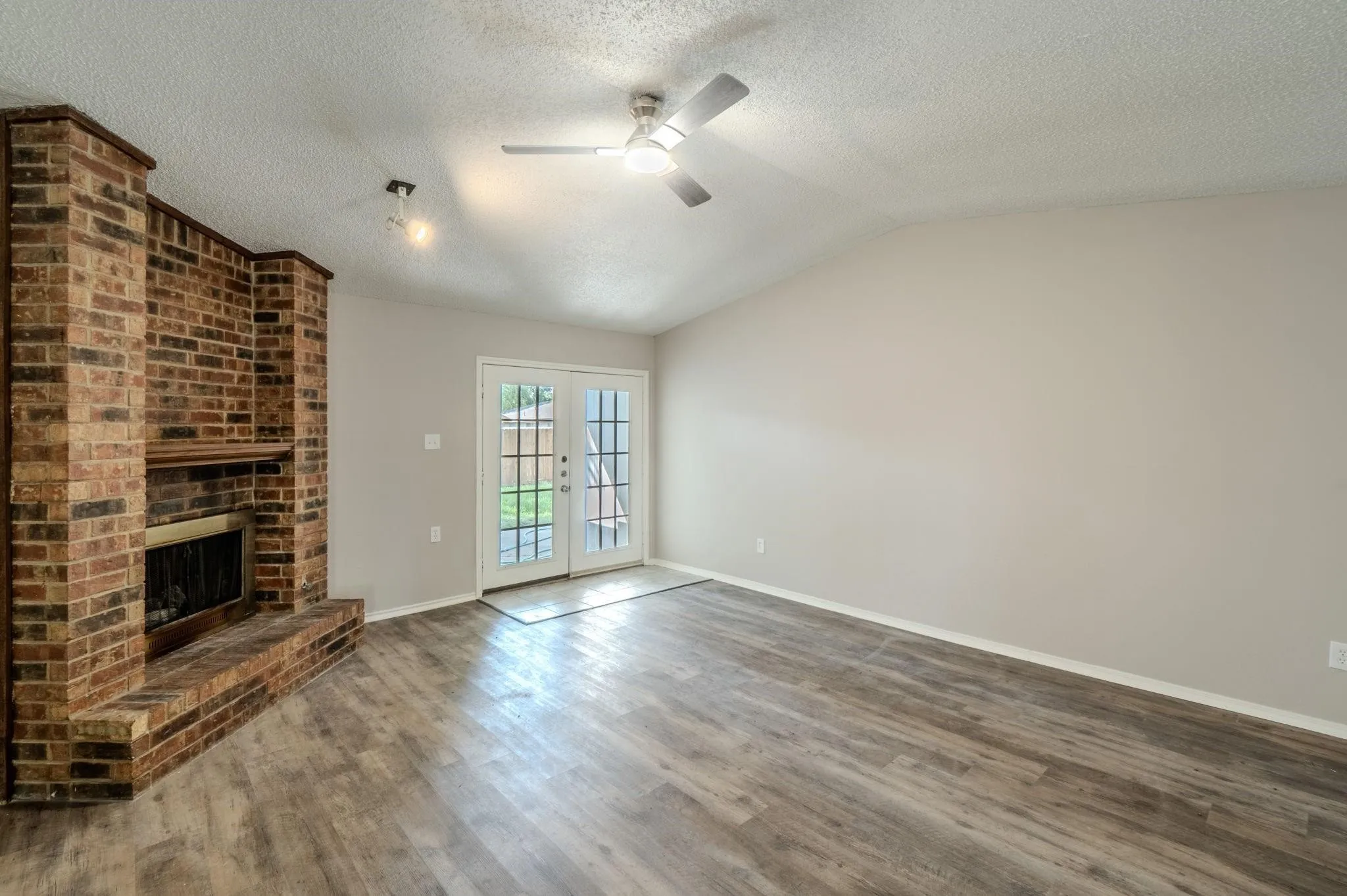 Single Family Residence For Rent in Dallas County , 1514 Hindsdale Drive, Richardson, Texas 75081, 4 Bedroom, 2 Bathroom, Garage spaces, 1,538 Sqft, built in 1979, mls#21398514, Real Estate Agent in Richardson, Homes For Rent in Dallas county, Homes For Rent in Richardson, Realtor in Richardson Texas, Real Estate Brokerage Independent Realty Texas, Luminita Cordes Realtor