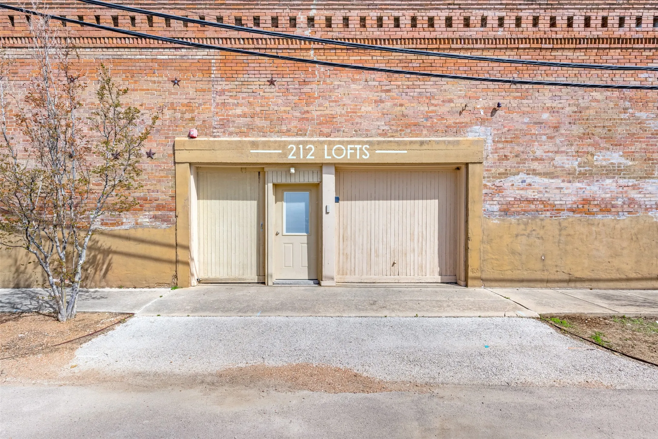 Apartment For Rent in Denton County , 212 Bolivar Street 201, Sanger, Texas 76266, 1 Bedroom, 1 Bathroom, Garage spaces, 1,006 Sqft, built in 1900, mls#21398505, Real Estate Agent in Sanger, Homes For Rent in Denton county, Homes For Rent in Sanger, Realtor in Sanger Texas, Real Estate Brokerage Independent Realty Texas, Luminita Cordes Realtor