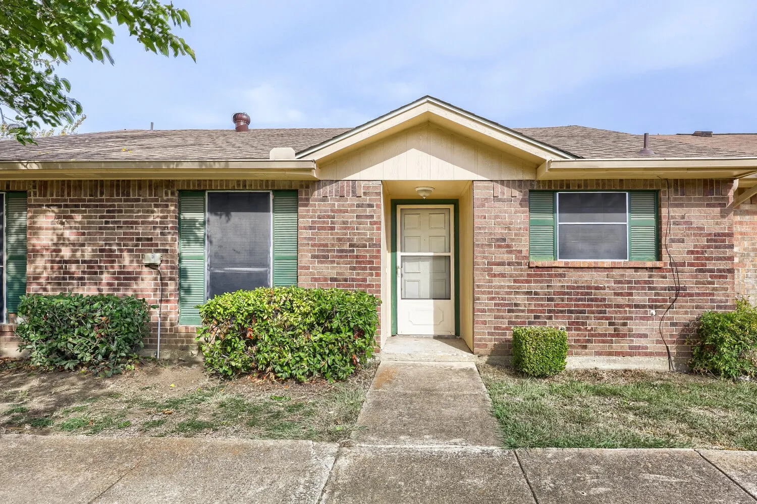 Townhouse For Rent in Dallas County , 22 E Townhouse Lane 31, Grand Prairie, Texas 75052, 3 Bedroom, 2 Bathroom, Garage spaces, 1,392 Sqft, built in 1979, mls#21398426, Real Estate Agent in Grand Prairie, Homes For Rent in Dallas county, Homes For Rent in Grand Prairie, Realtor in Grand Prairie Texas, Real Estate Brokerage Independent Realty Texas, Luminita Cordes Realtor