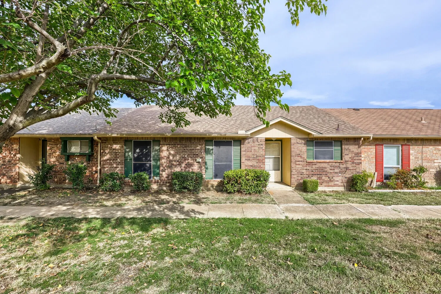 Townhouse For Rent in Dallas County , 22 E Townhouse Lane 31, Grand Prairie, Texas 75052, 3 Bedroom, 2 Bathroom, Garage spaces, 1,392 Sqft, built in 1979, mls#21398426, Real Estate Agent in Grand Prairie, Homes For Rent in Dallas county, Homes For Rent in Grand Prairie, Realtor in Grand Prairie Texas, Real Estate Brokerage Independent Realty Texas, Luminita Cordes Realtor