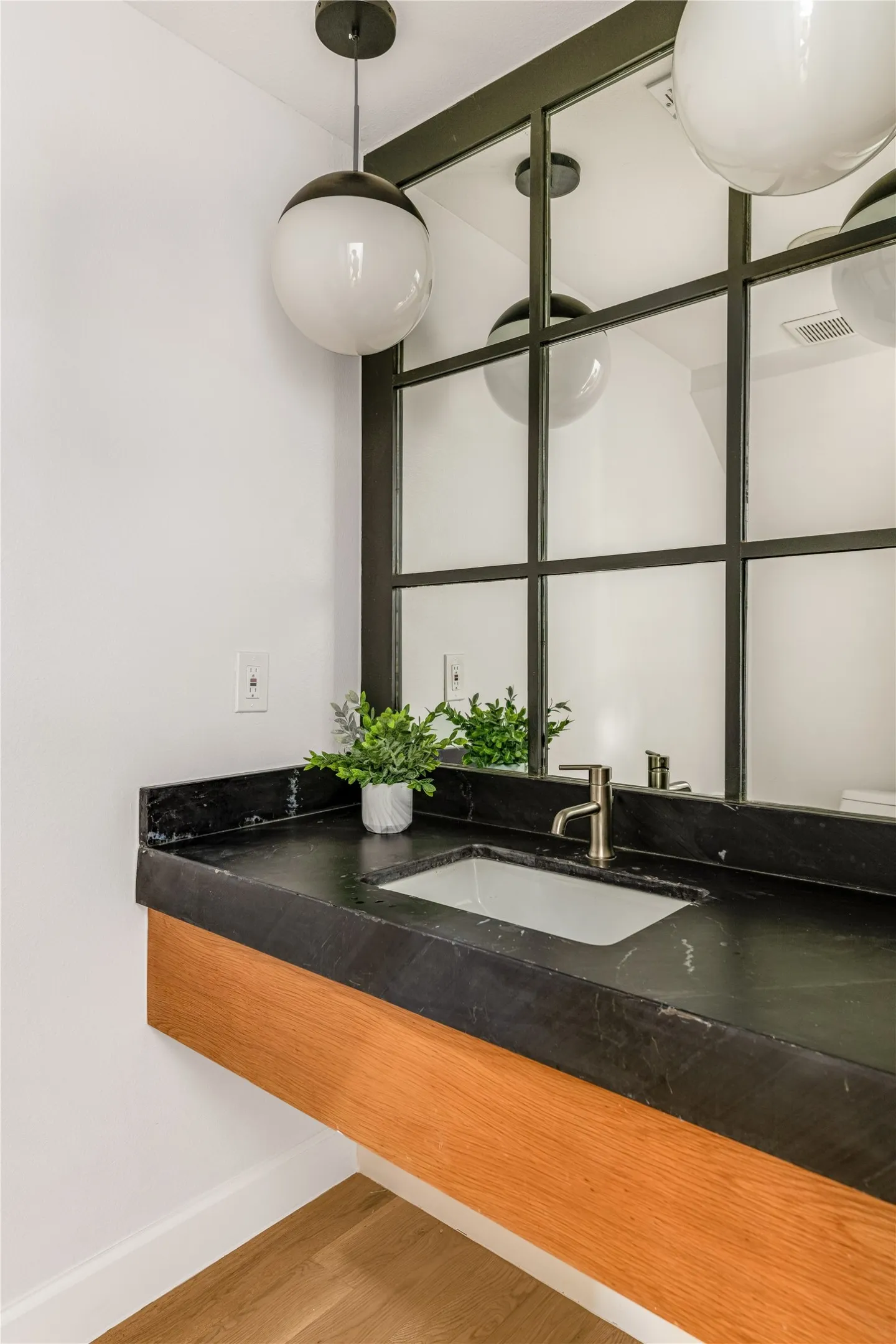 Single Family Residence For Sale in Dallas County , 5430 Belmont Avenue, Dallas, Texas 75206, 4 Bedroom, 4 Bathroom, 2 Garage spaces, 3,508 Sqft, built in 2018, mls#21393021, Real Estate Agent in Dallas, Homes For Sale in Dallas county, Homes For Sale in Dallas, Realtor in Dallas Texas, Real Estate Brokerage Independent Realty Texas, Luminita Cordes Realtor