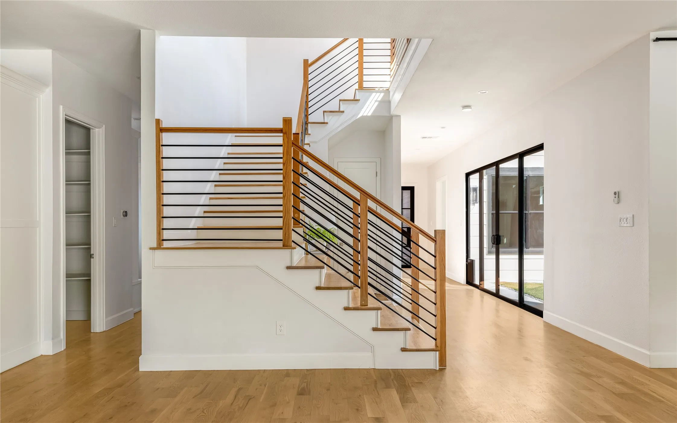 Single Family Residence For Sale in Dallas County , 5430 Belmont Avenue, Dallas, Texas 75206, 4 Bedroom, 4 Bathroom, 2 Garage spaces, 3,508 Sqft, built in 2018, mls#21393021, Real Estate Agent in Dallas, Homes For Sale in Dallas county, Homes For Sale in Dallas, Realtor in Dallas Texas, Real Estate Brokerage Independent Realty Texas, Luminita Cordes Realtor