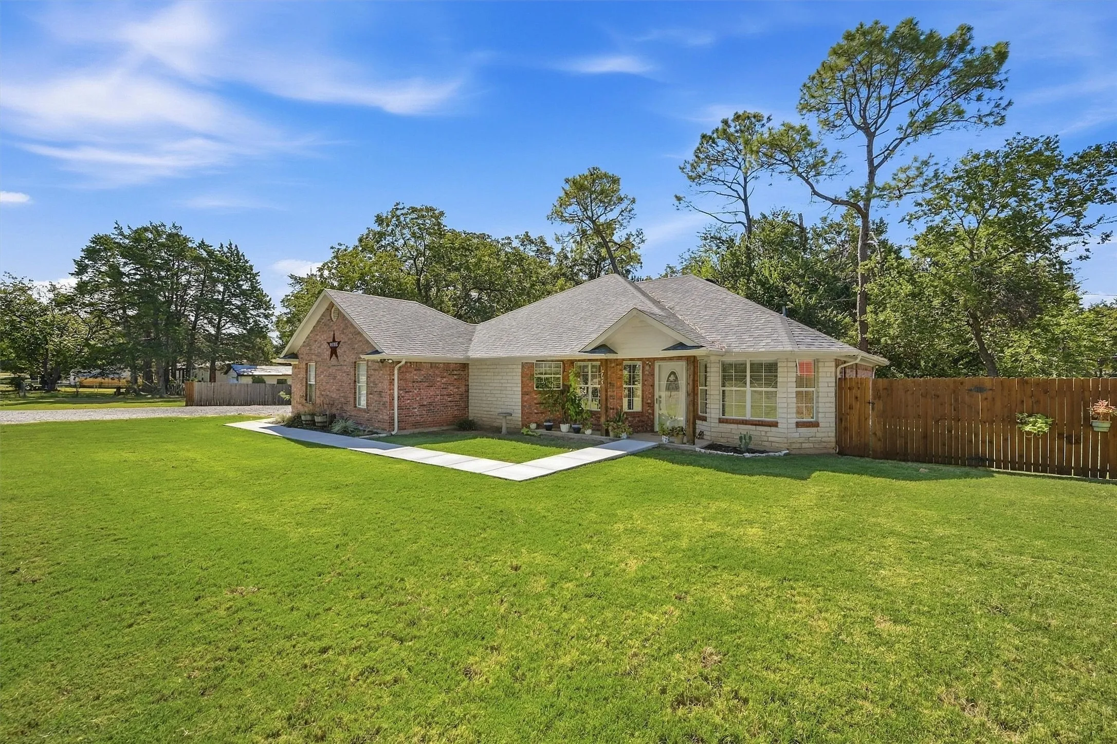 Single Family Residence For Sale in Grayson County , 173 Graves Circle, Pottsboro, Texas 75076, 3 Bedroom, 2 Bathroom, 2 Garage spaces, 1,684 Sqft, built in 2002, mls#21392585, Real Estate Agent in Pottsboro, Homes For Sale in Grayson county, Homes For Sale in Pottsboro, Realtor in Pottsboro Texas, Real Estate Brokerage Independent Realty Texas, Luminita Cordes Realtor
