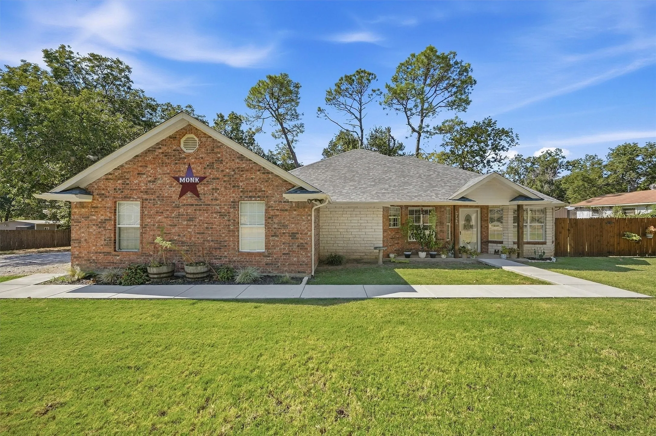 Single Family Residence For Sale in Grayson County , 173 Graves Circle, Pottsboro, Texas 75076, 3 Bedroom, 2 Bathroom, 2 Garage spaces, 1,684 Sqft, built in 2002, mls#21392585, Real Estate Agent in Pottsboro, Homes For Sale in Grayson county, Homes For Sale in Pottsboro, Realtor in Pottsboro Texas, Real Estate Brokerage Independent Realty Texas, Luminita Cordes Realtor