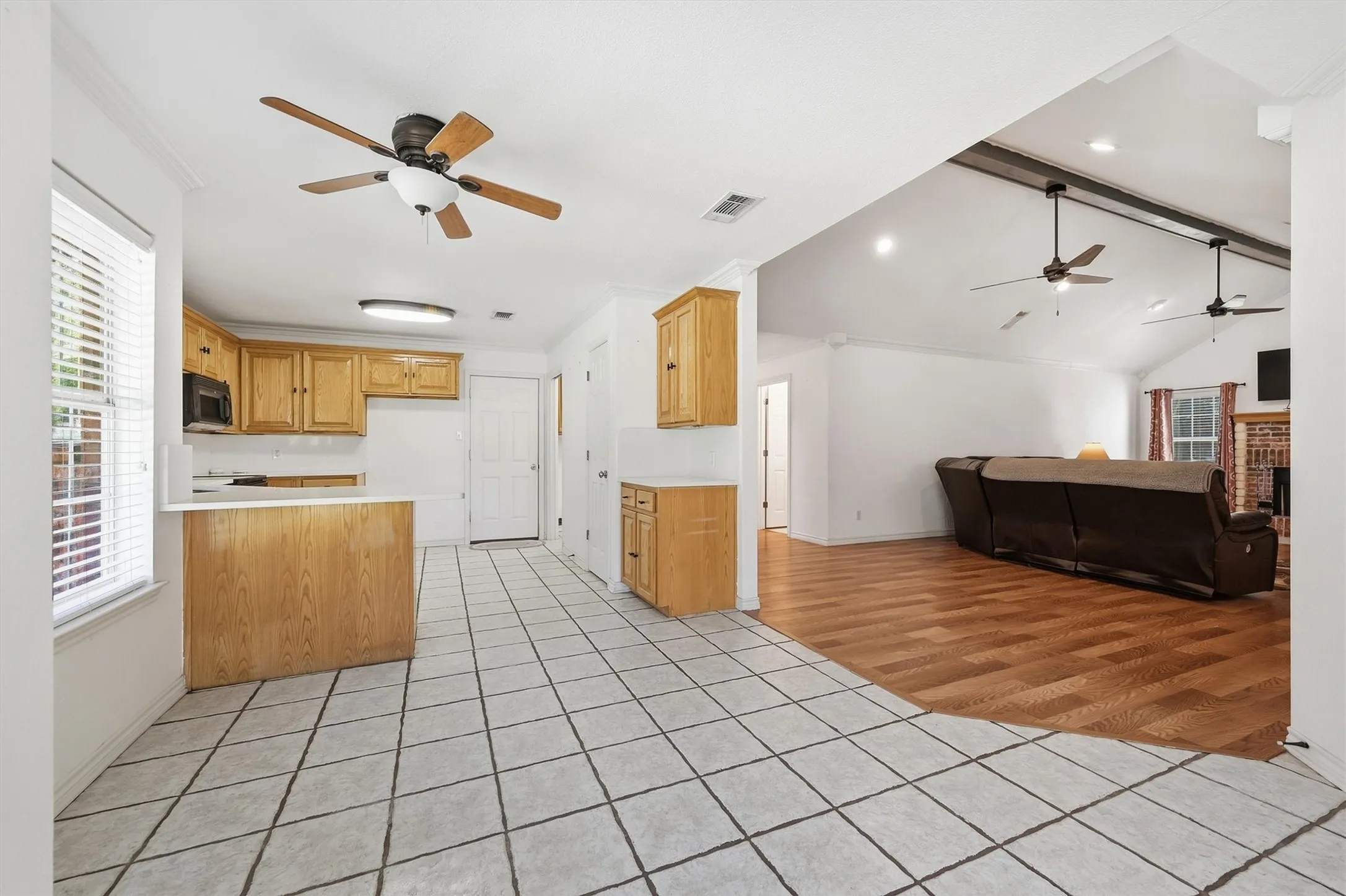 Single Family Residence For Sale in Grayson County , 173 Graves Circle, Pottsboro, Texas 75076, 3 Bedroom, 2 Bathroom, 2 Garage spaces, 1,684 Sqft, built in 2002, mls#21392585, Real Estate Agent in Pottsboro, Homes For Sale in Grayson county, Homes For Sale in Pottsboro, Realtor in Pottsboro Texas, Real Estate Brokerage Independent Realty Texas, Luminita Cordes Realtor