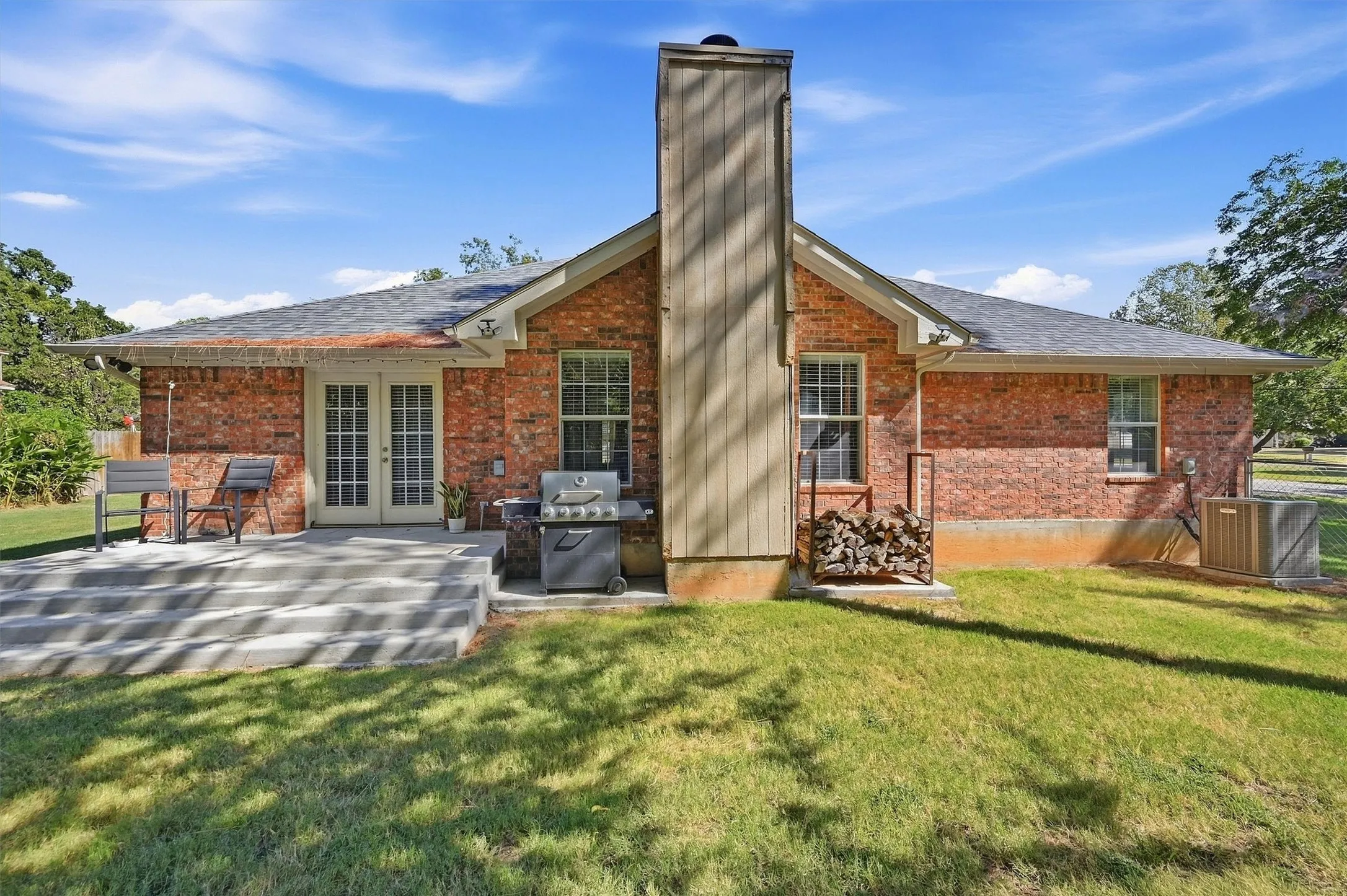 Single Family Residence For Sale in Grayson County , 173 Graves Circle, Pottsboro, Texas 75076, 3 Bedroom, 2 Bathroom, 2 Garage spaces, 1,684 Sqft, built in 2002, mls#21392585, Real Estate Agent in Pottsboro, Homes For Sale in Grayson county, Homes For Sale in Pottsboro, Realtor in Pottsboro Texas, Real Estate Brokerage Independent Realty Texas, Luminita Cordes Realtor