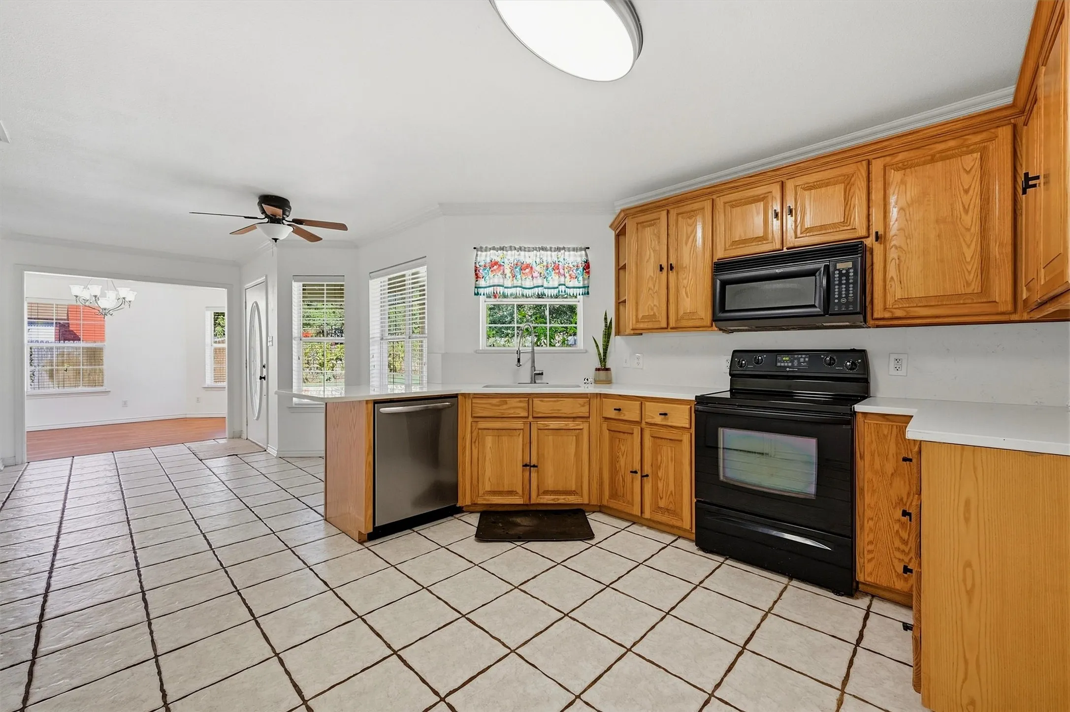 Single Family Residence For Sale in Grayson County , 173 Graves Circle, Pottsboro, Texas 75076, 3 Bedroom, 2 Bathroom, 2 Garage spaces, 1,684 Sqft, built in 2002, mls#21392585, Real Estate Agent in Pottsboro, Homes For Sale in Grayson county, Homes For Sale in Pottsboro, Realtor in Pottsboro Texas, Real Estate Brokerage Independent Realty Texas, Luminita Cordes Realtor