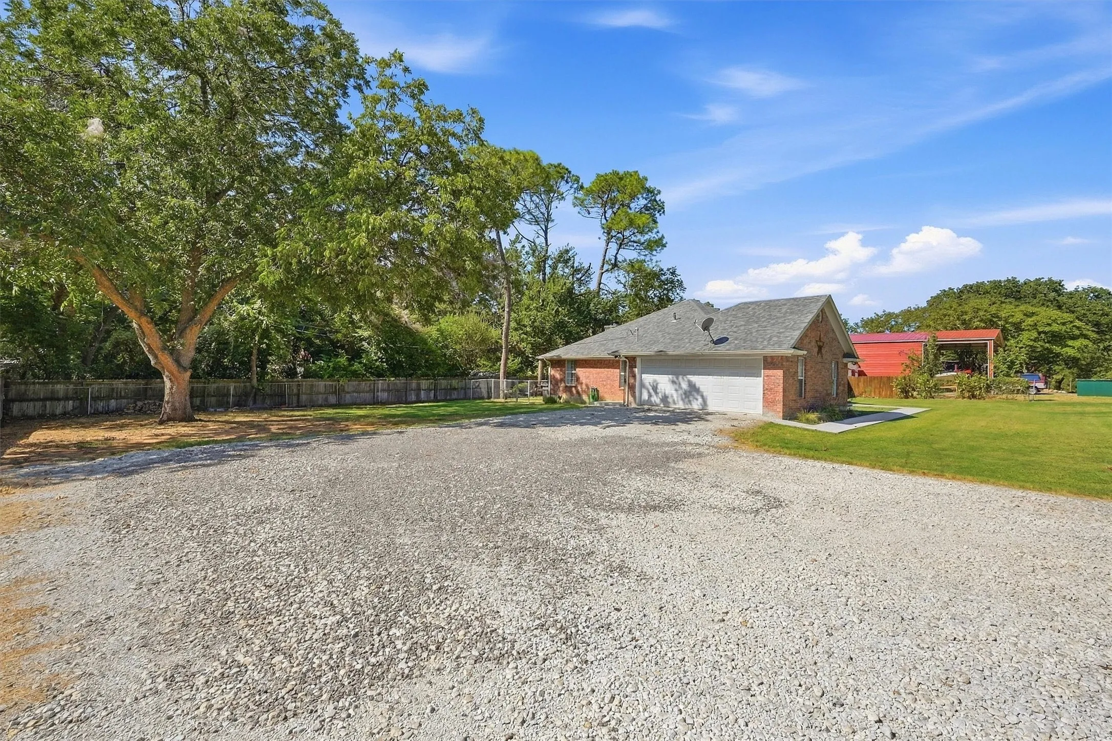 Single Family Residence For Sale in Grayson County , 173 Graves Circle, Pottsboro, Texas 75076, 3 Bedroom, 2 Bathroom, 2 Garage spaces, 1,684 Sqft, built in 2002, mls#21392585, Real Estate Agent in Pottsboro, Homes For Sale in Grayson county, Homes For Sale in Pottsboro, Realtor in Pottsboro Texas, Real Estate Brokerage Independent Realty Texas, Luminita Cordes Realtor